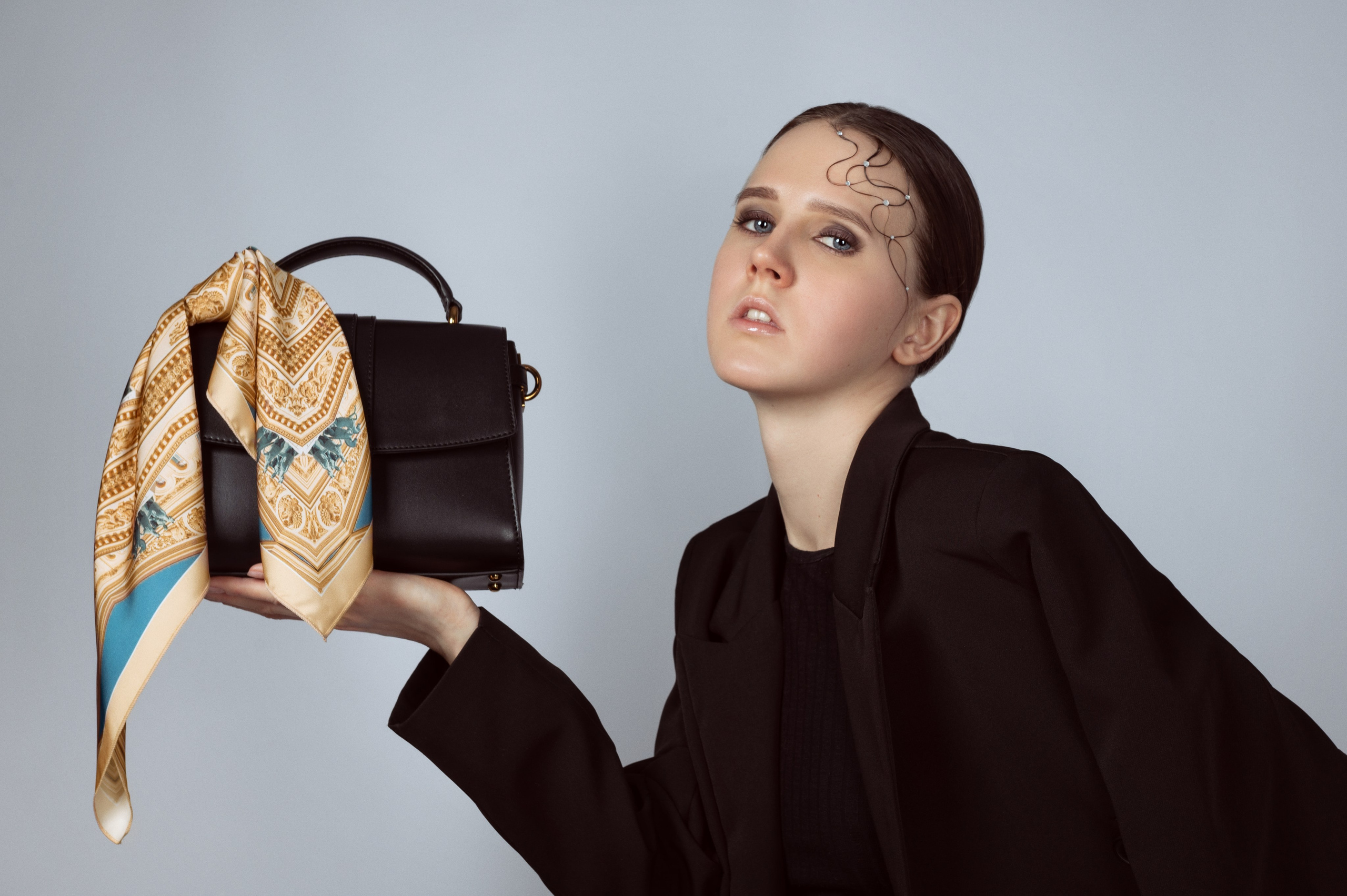 съемка для каталога, съемка для wildberries, съемка платков, девушка в черном