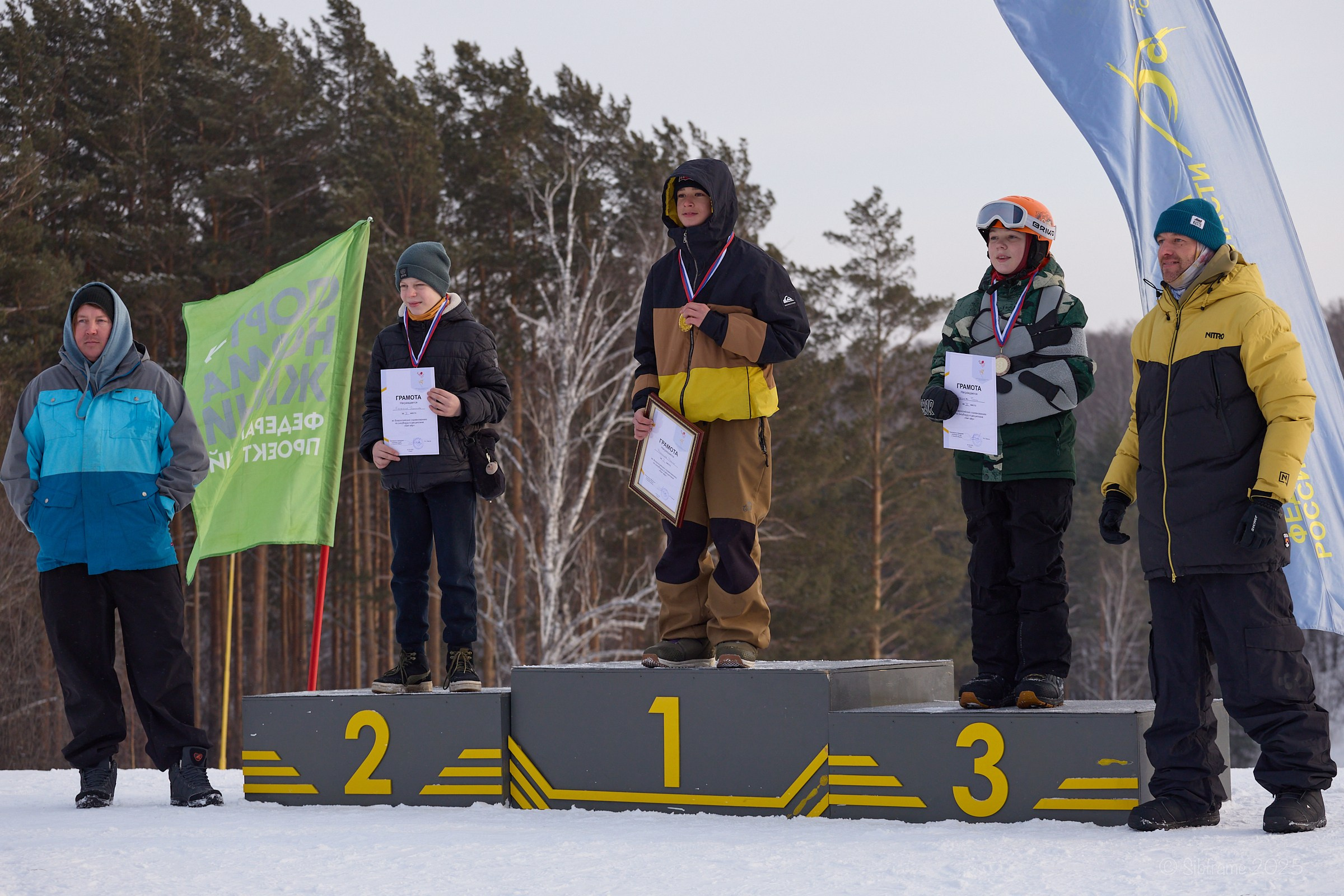Мальчики-призеры всеросиийских соревнований по сноуборду в дисциплине Биг-эйр 2025