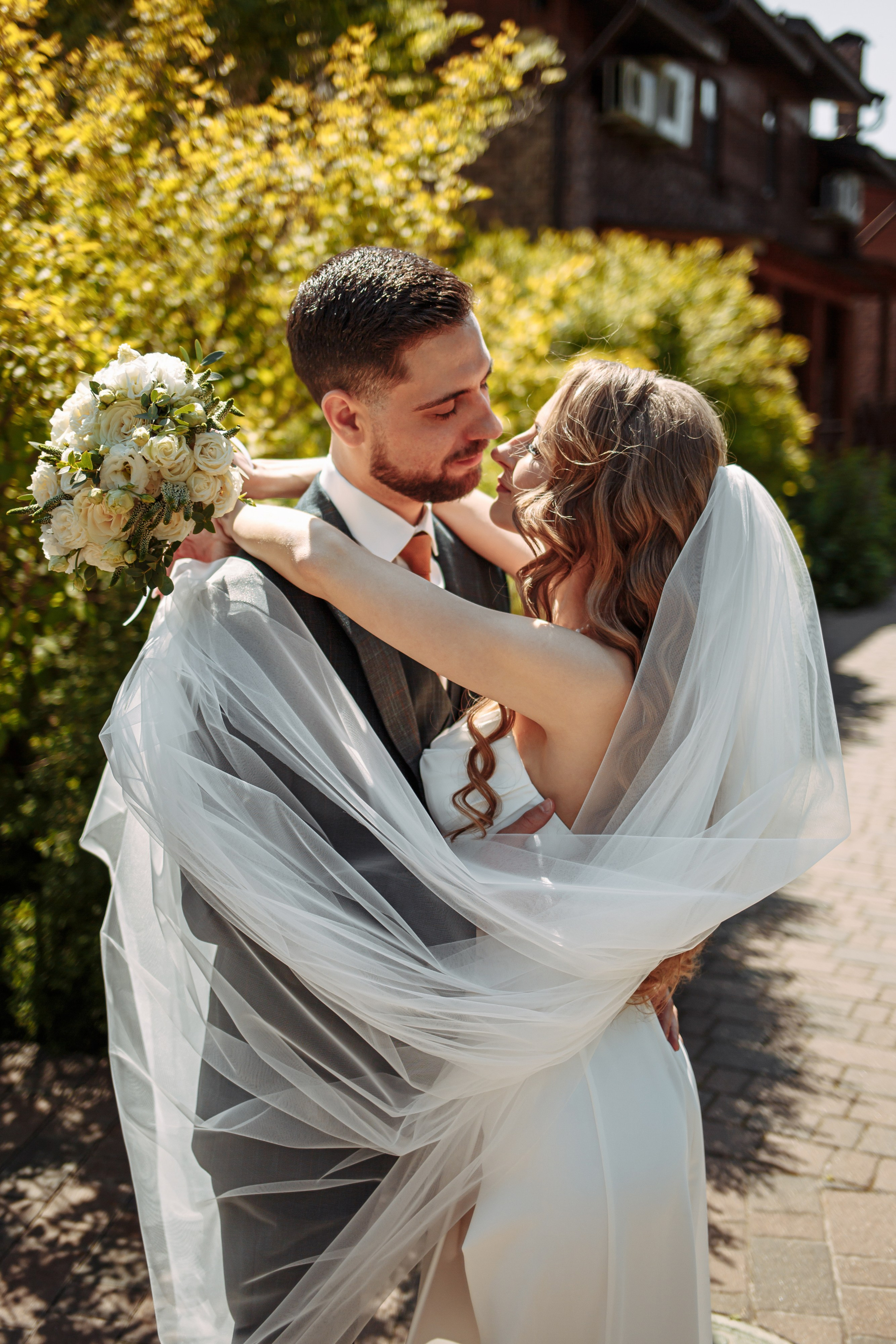 Свадебная фотосессия с кабриолетом и в загородном клубе Artiland. Свадебный фотограф Москва и МО Сергей Киржаев
