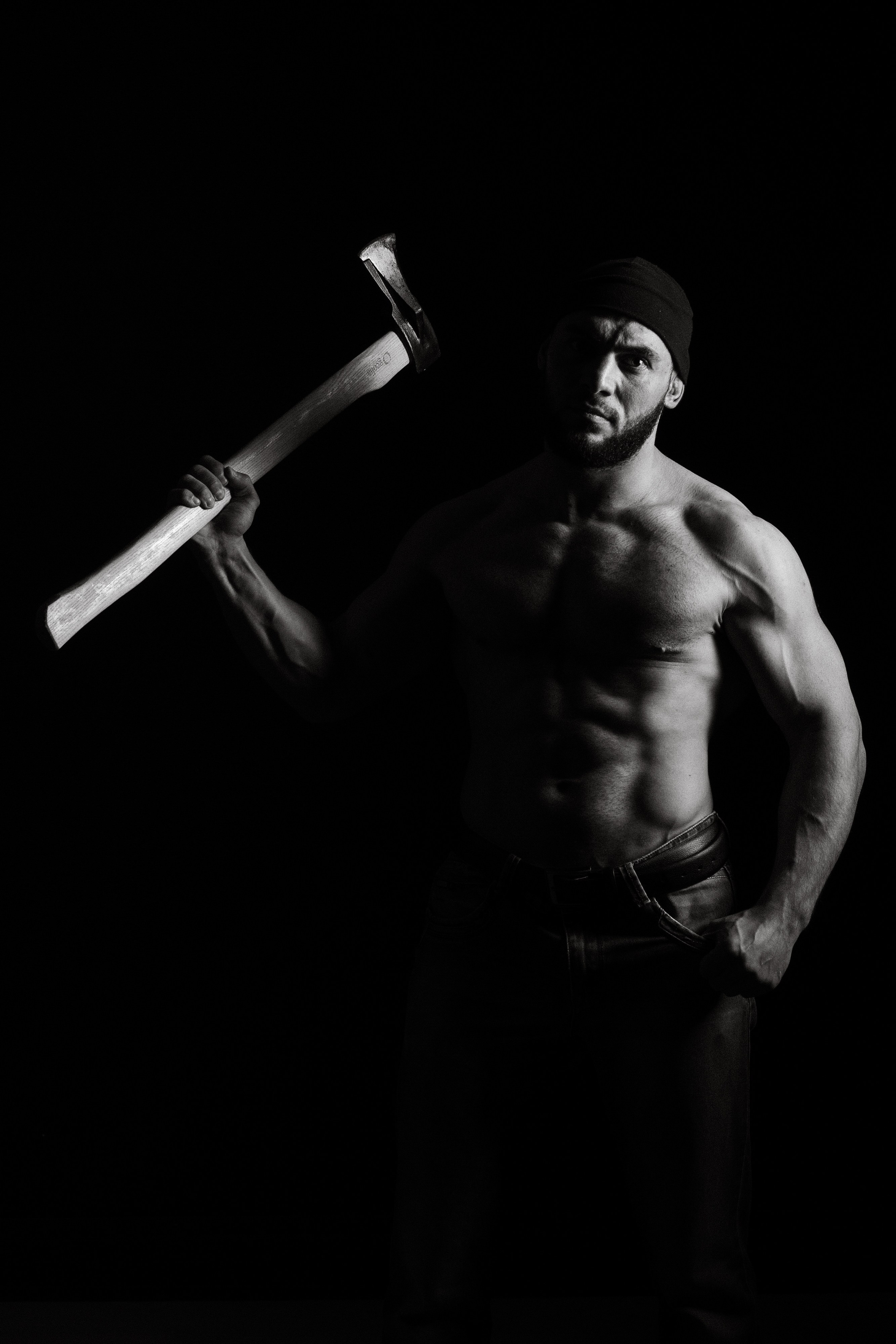 Мужской портрет крупным планом, выразительный взгляд, естественный свет, студийная съемка