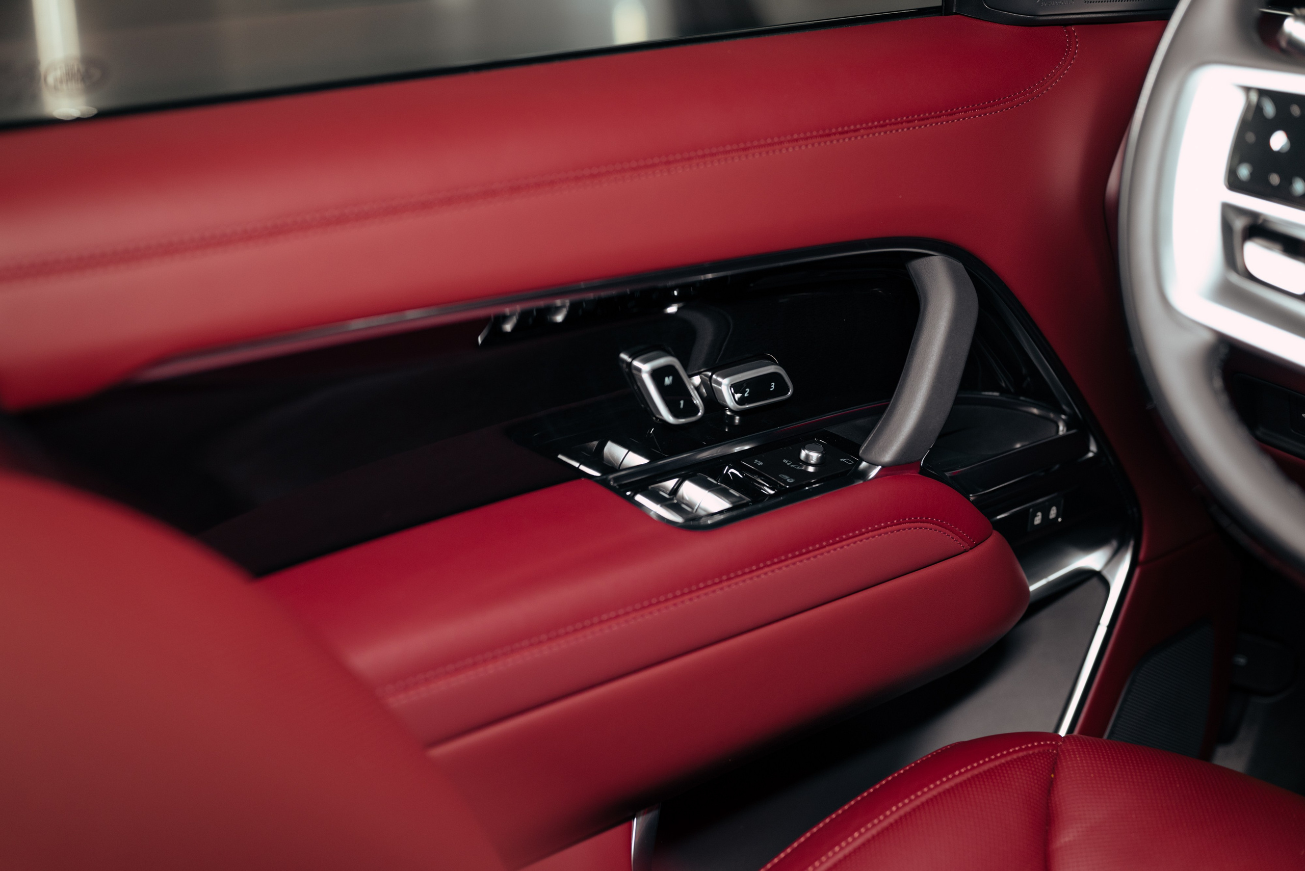 Range Rover black on red. DeLorein