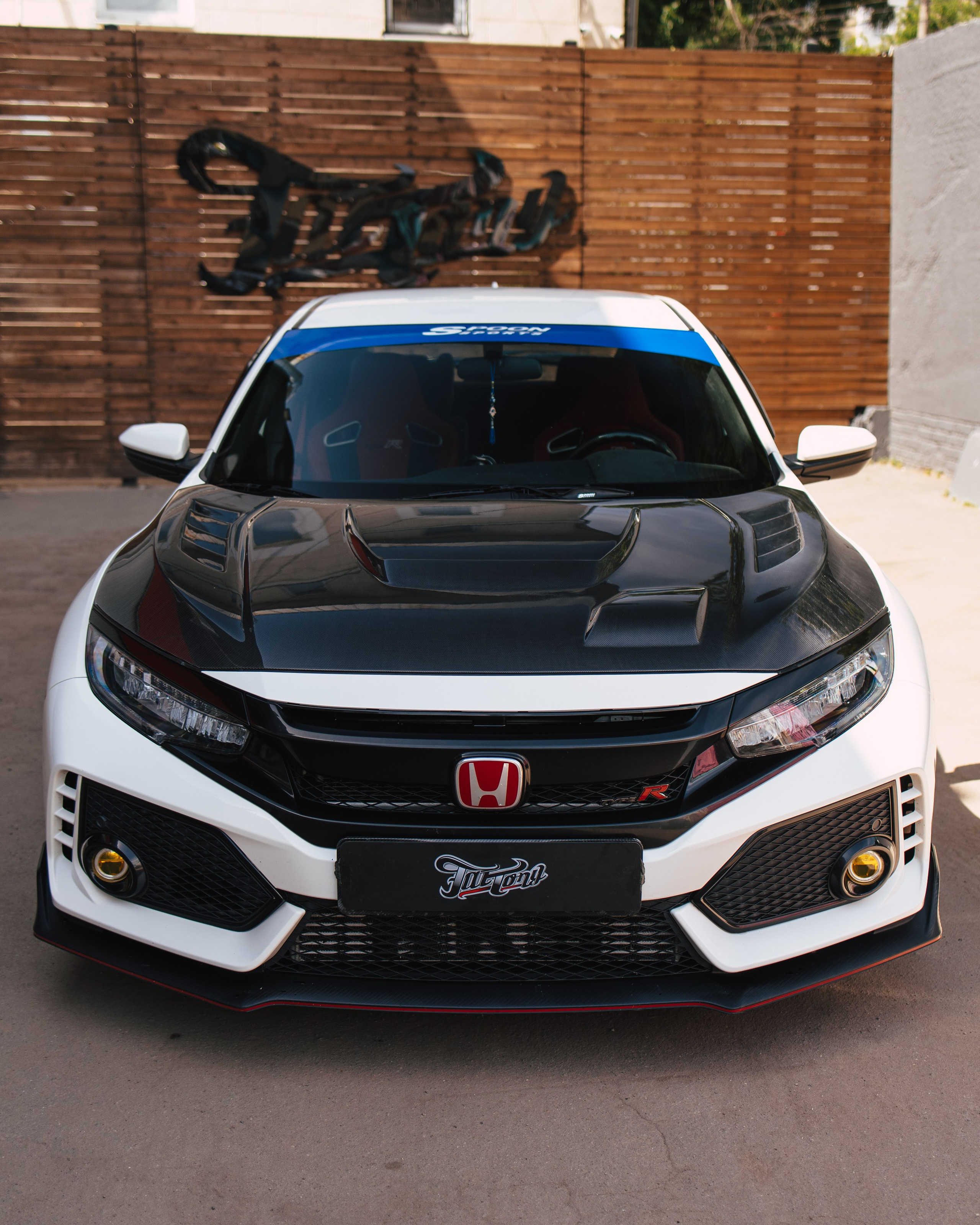 Honda Сivic type R снятие краски c капота и лачка карбона. DeLorein