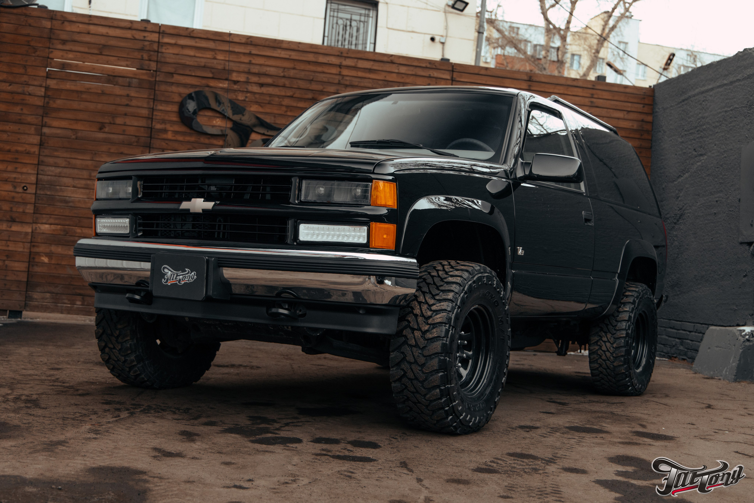 Chevrolet Tahoe I ремонт по кузову и окрас, пошив салона. DeLorein