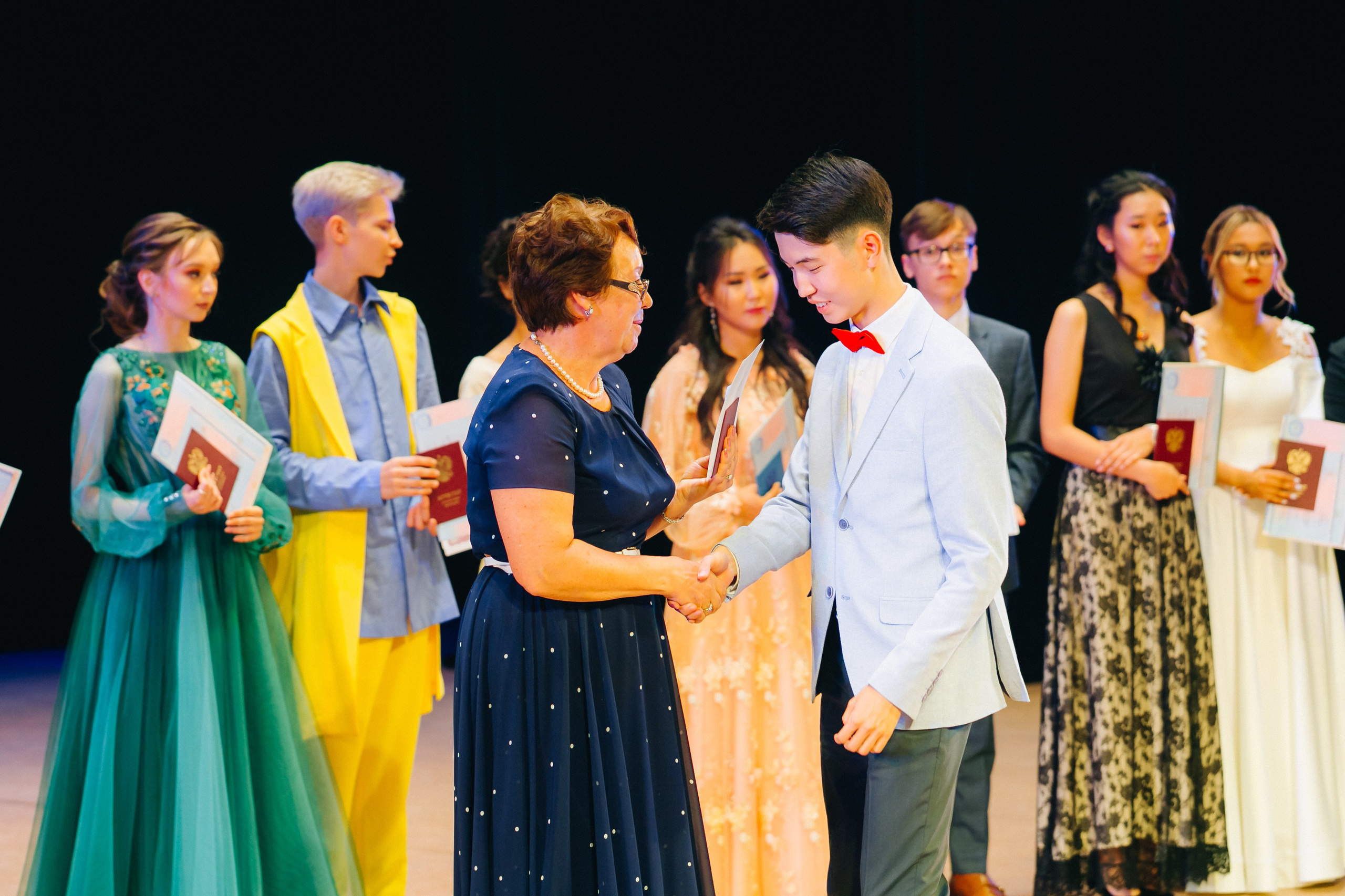 Вручение аттестатов 14 Гимназия. Свадебный и семейный фотограф в Улан-Удэ