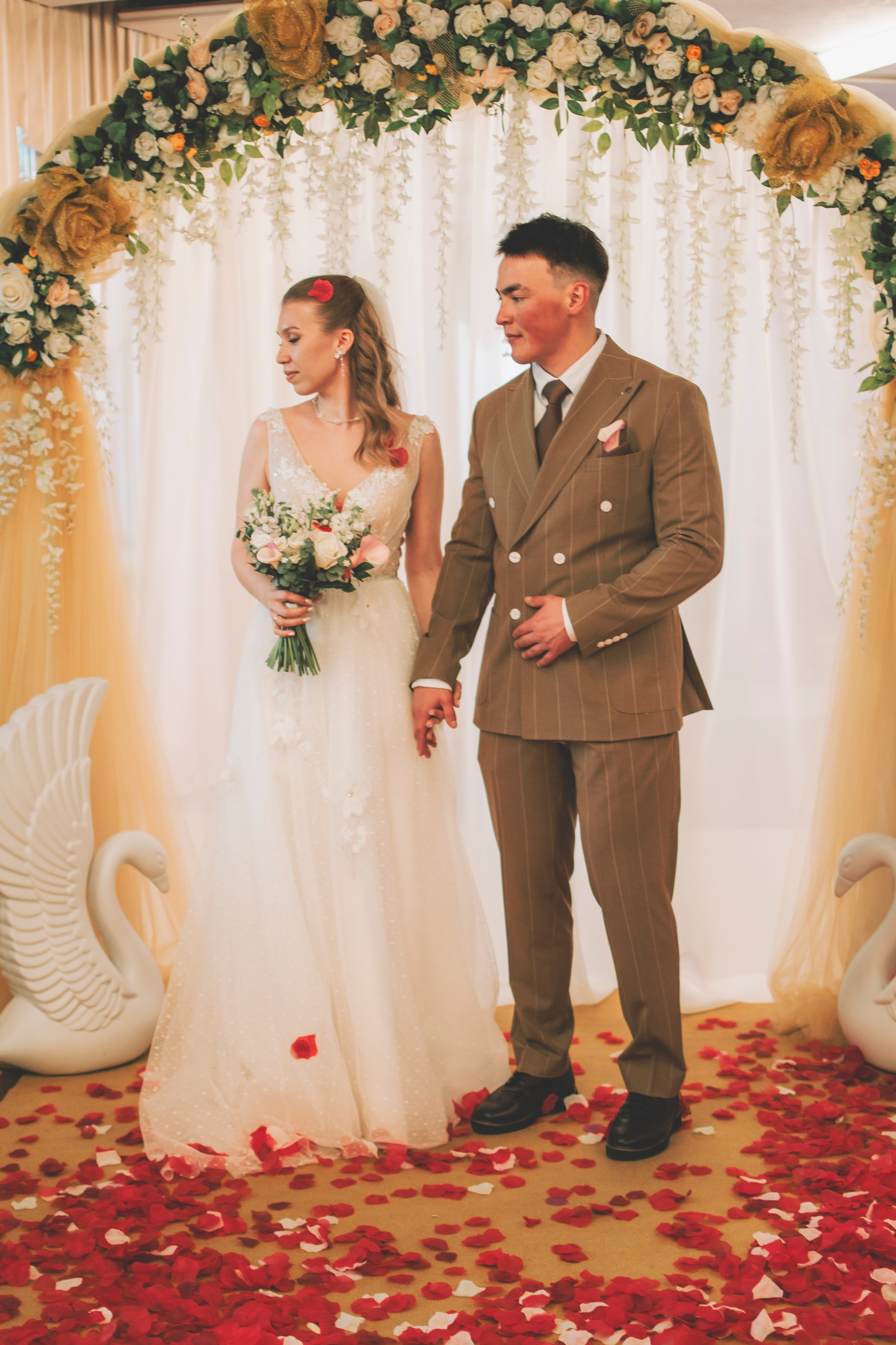 Альберт и Анастасия (Студийная фотосессия, роспись в ДК Нефтяник + фотосессия с гостями). Семейный и свадебный фотограф Губкинский и Ставрополь