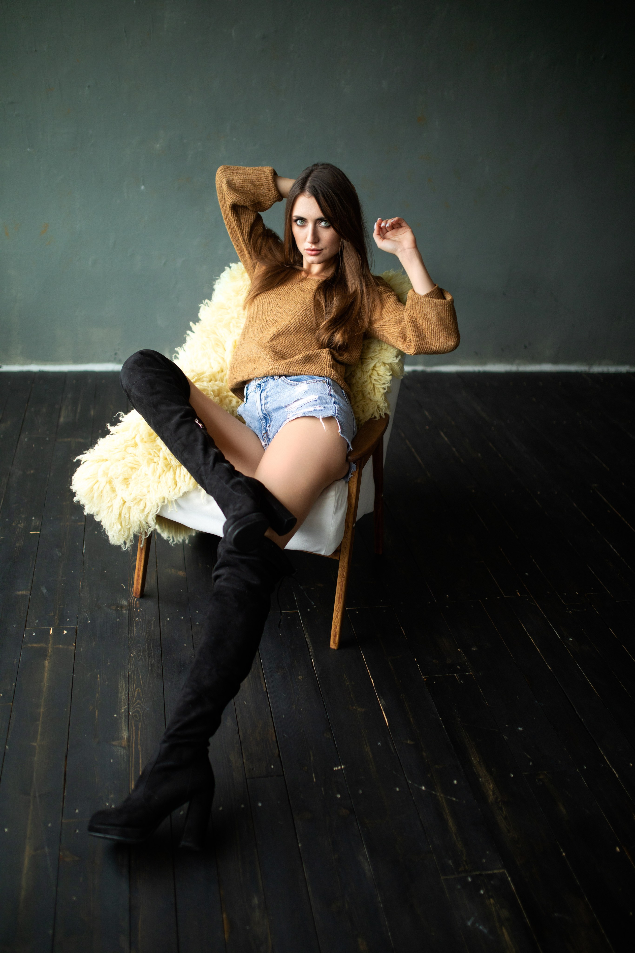 Фотосет с Анастасией в студии с минимальным интерьером в формате для «себя»