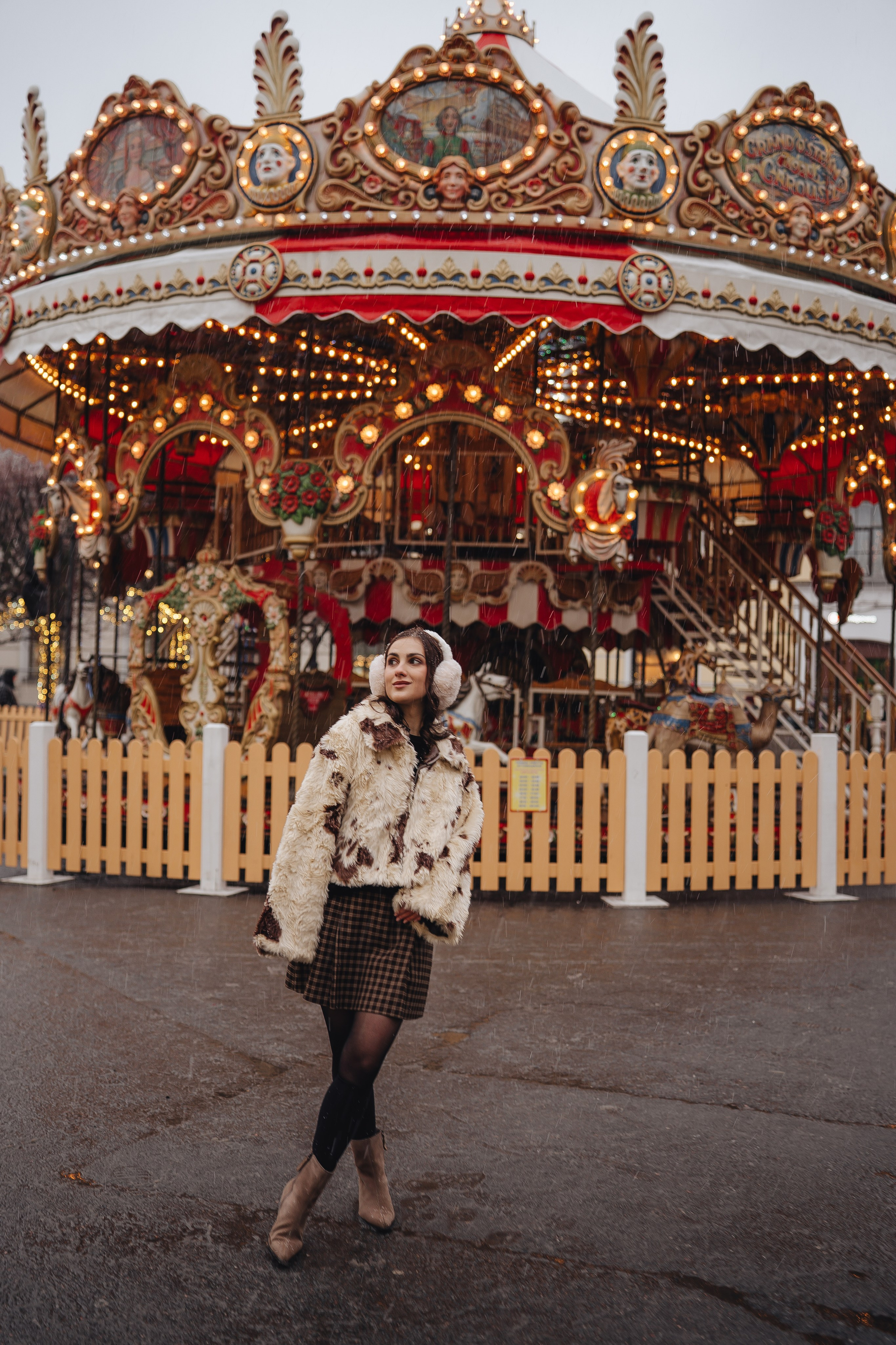ПРОГУЛКА НА МАНЕЖНОЙ ПЛОЩАДИ ДЛЯ ДЕВУШКИ ПЕРЕД НОВЫМ ГОДОМ (НОВОГОДНЯЯ ФОТОСЕССИИЯ НА МАНЕЖНОЙ ПЛОЩАДИ). Профессиональный фотограф, Санкт-Петербург — Виктория Богомолова