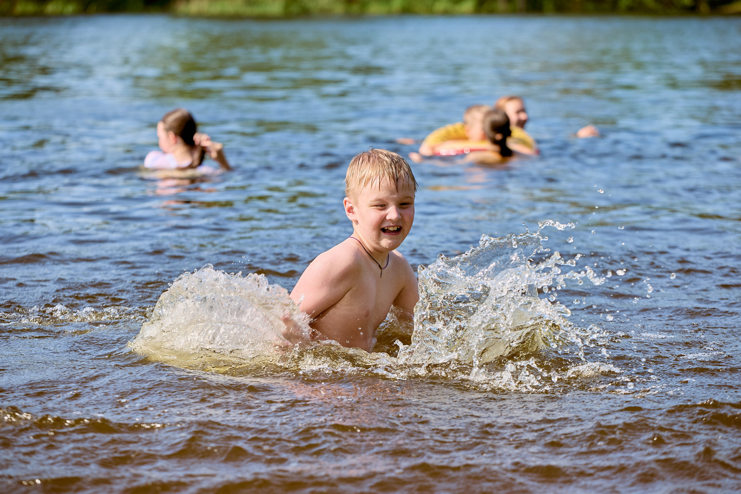 Детское счастье в каждой брызги воды — живое отражение невинности и радости, фото православного фотографа Николая Голованова, г. Дзержинск.