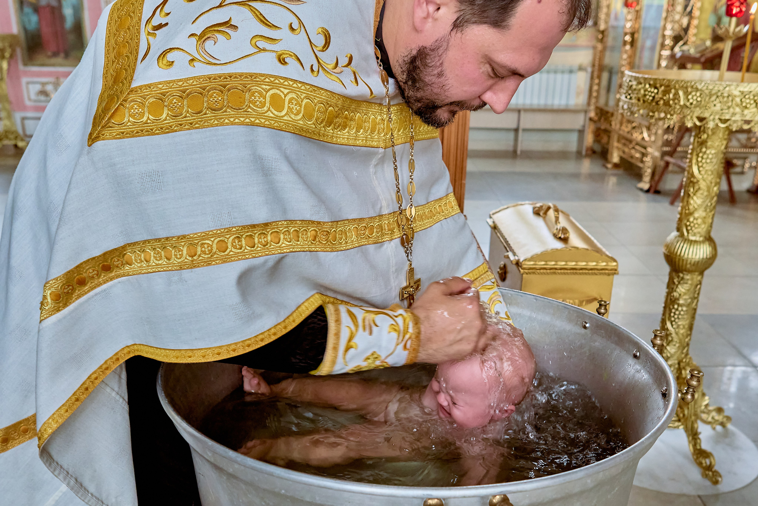 Фотография обливание водой на таинстве Крещения храм преподобного Серафима Саровского 