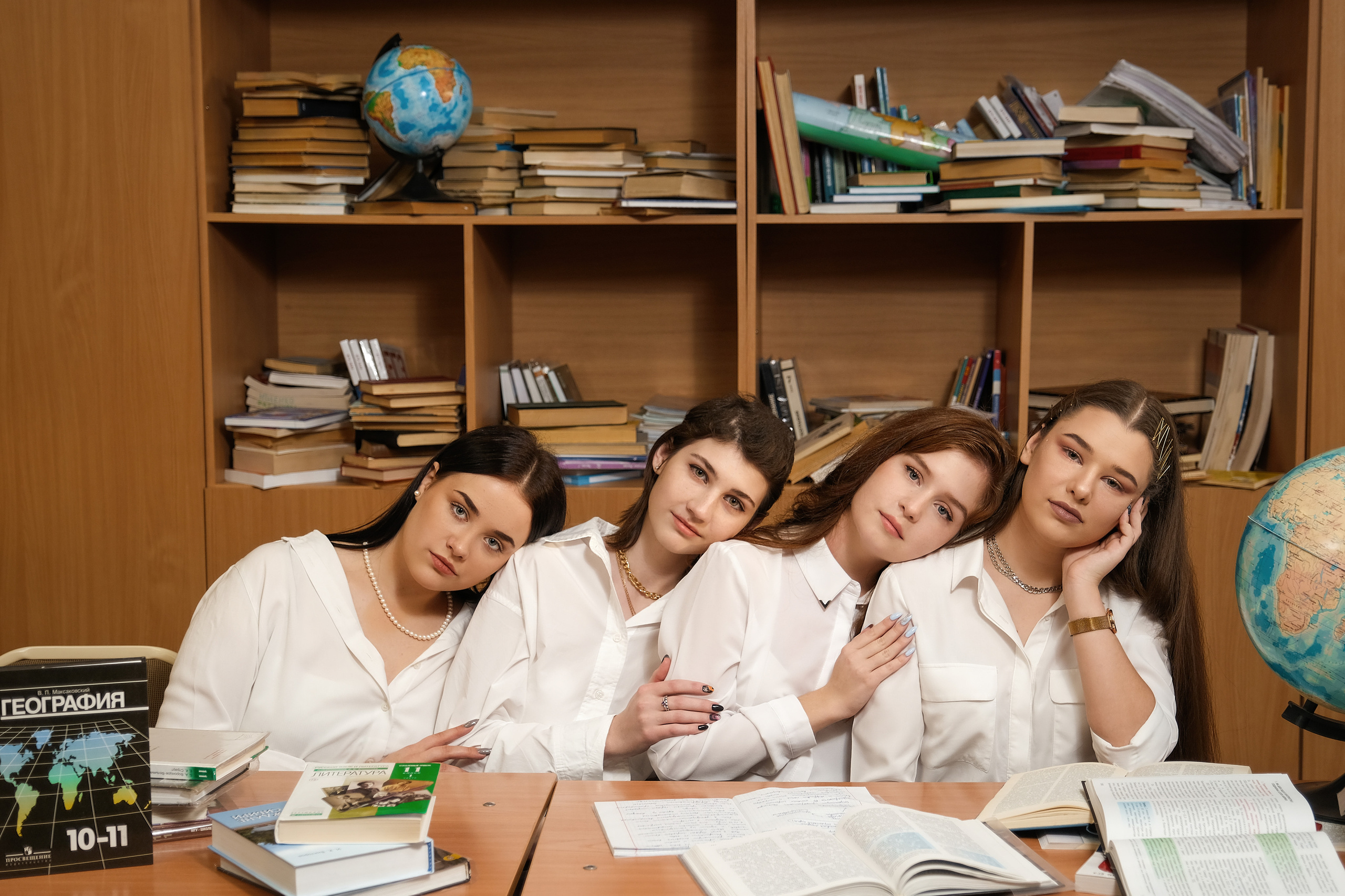 школьные альбомы на выпускной, прическа на выпускной альбом, школьный альбом, цитаты для школьного альбома