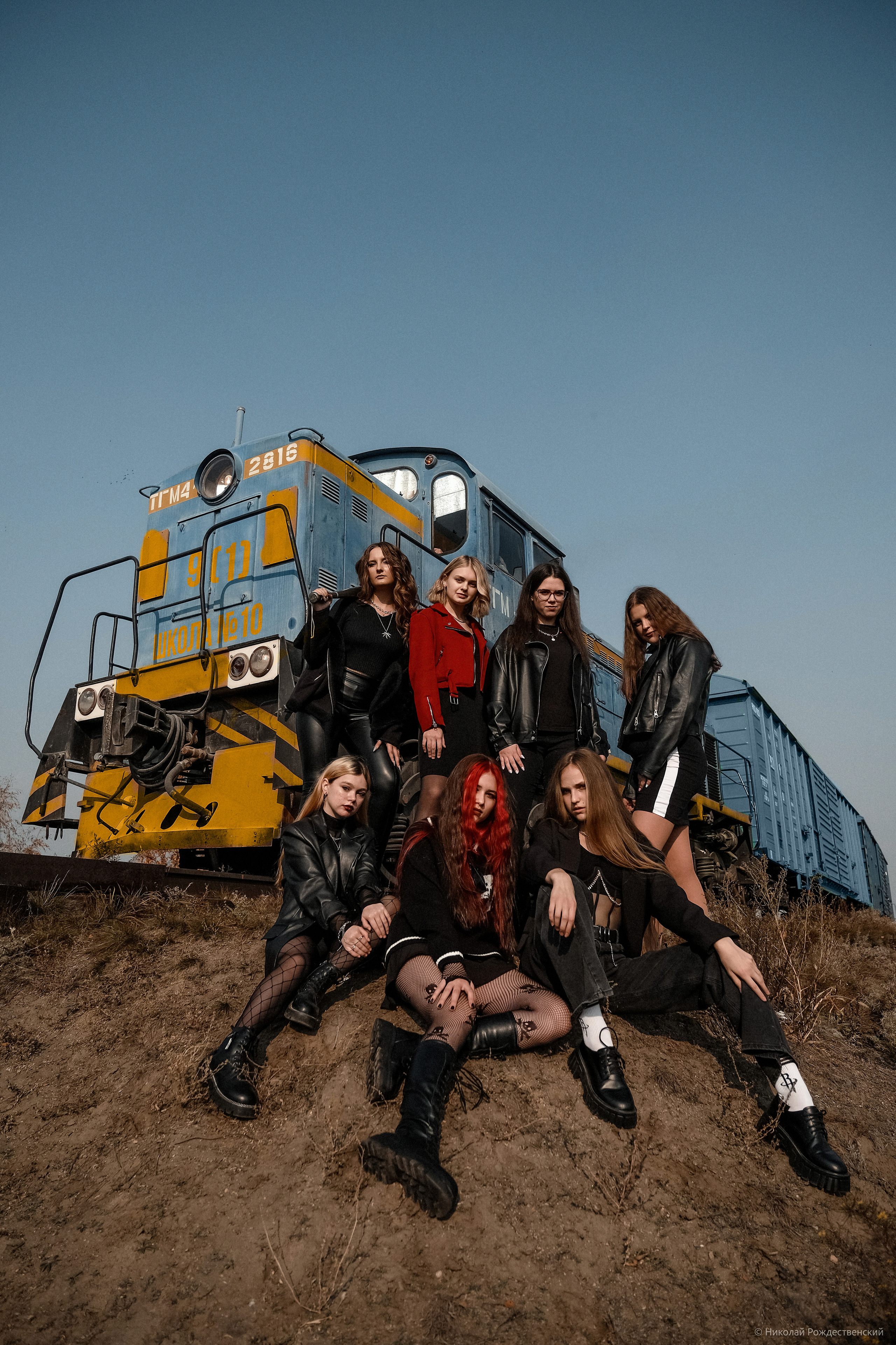 женский костюм на выпускной, где можно отметить выпускной в омске