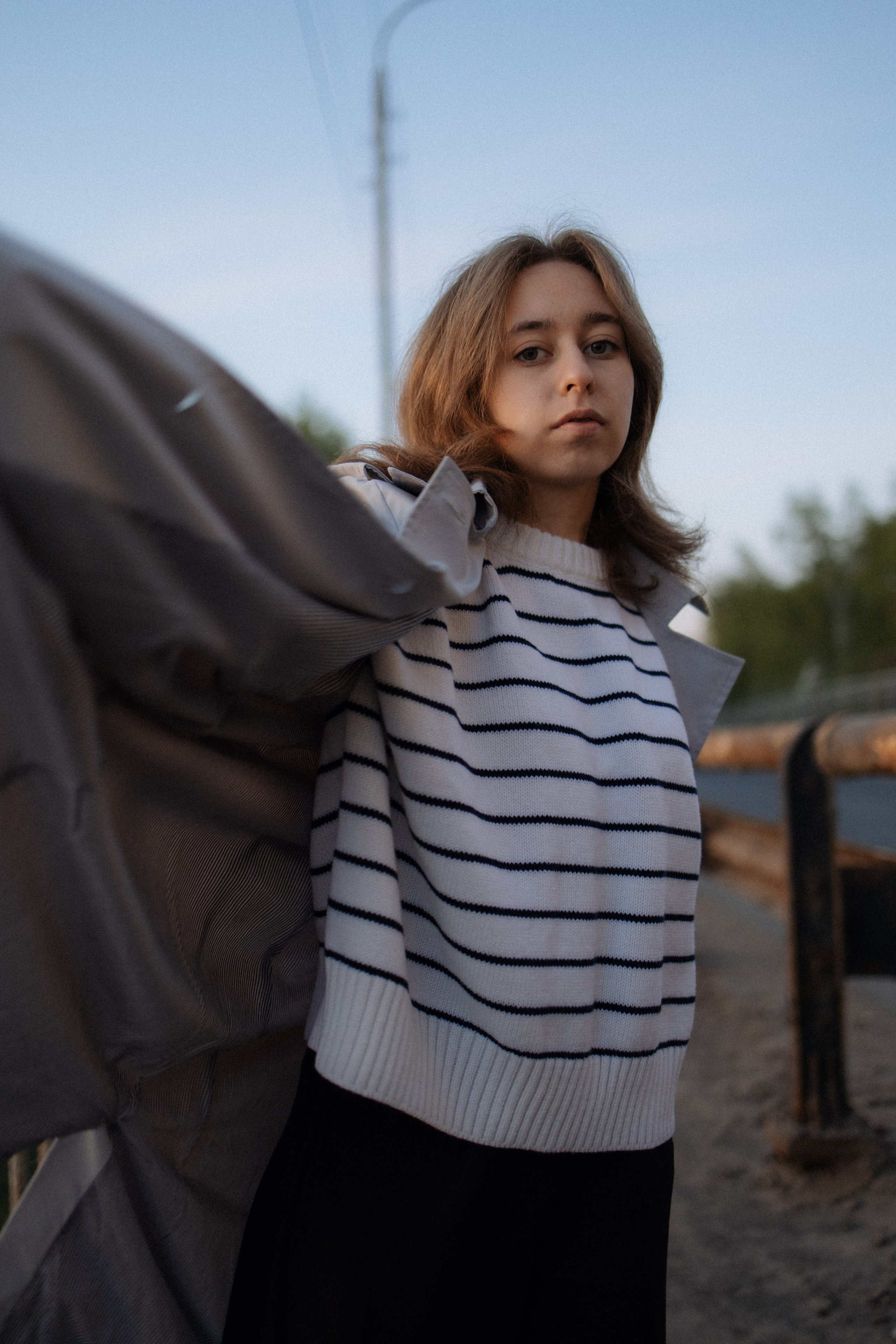 Интересный ракурс на фотографии девушки