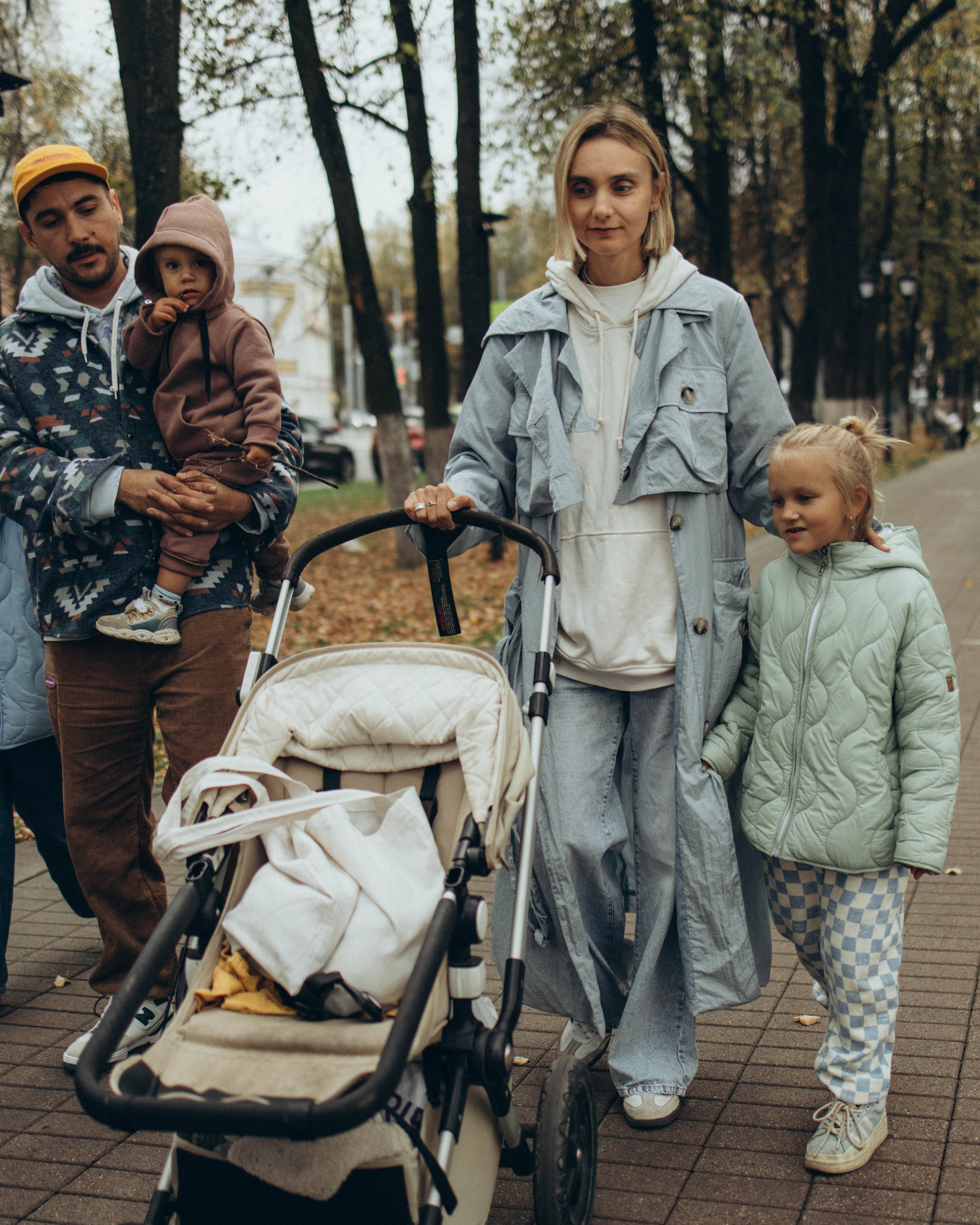 Семейная прогулка: мама, папа, три дочки
