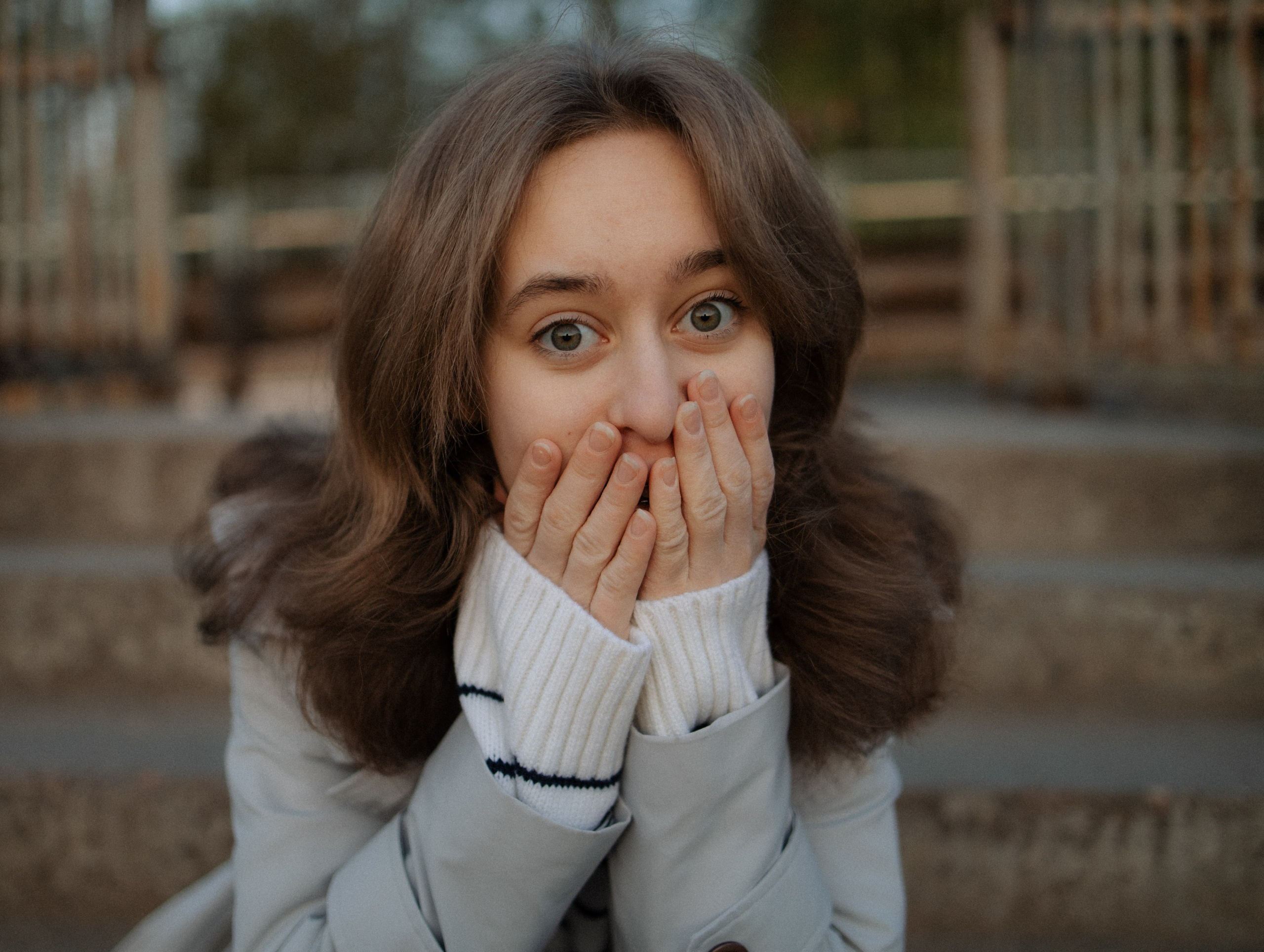 Эмоциональный портрет молодой красивой девушки с выразительными глазами.