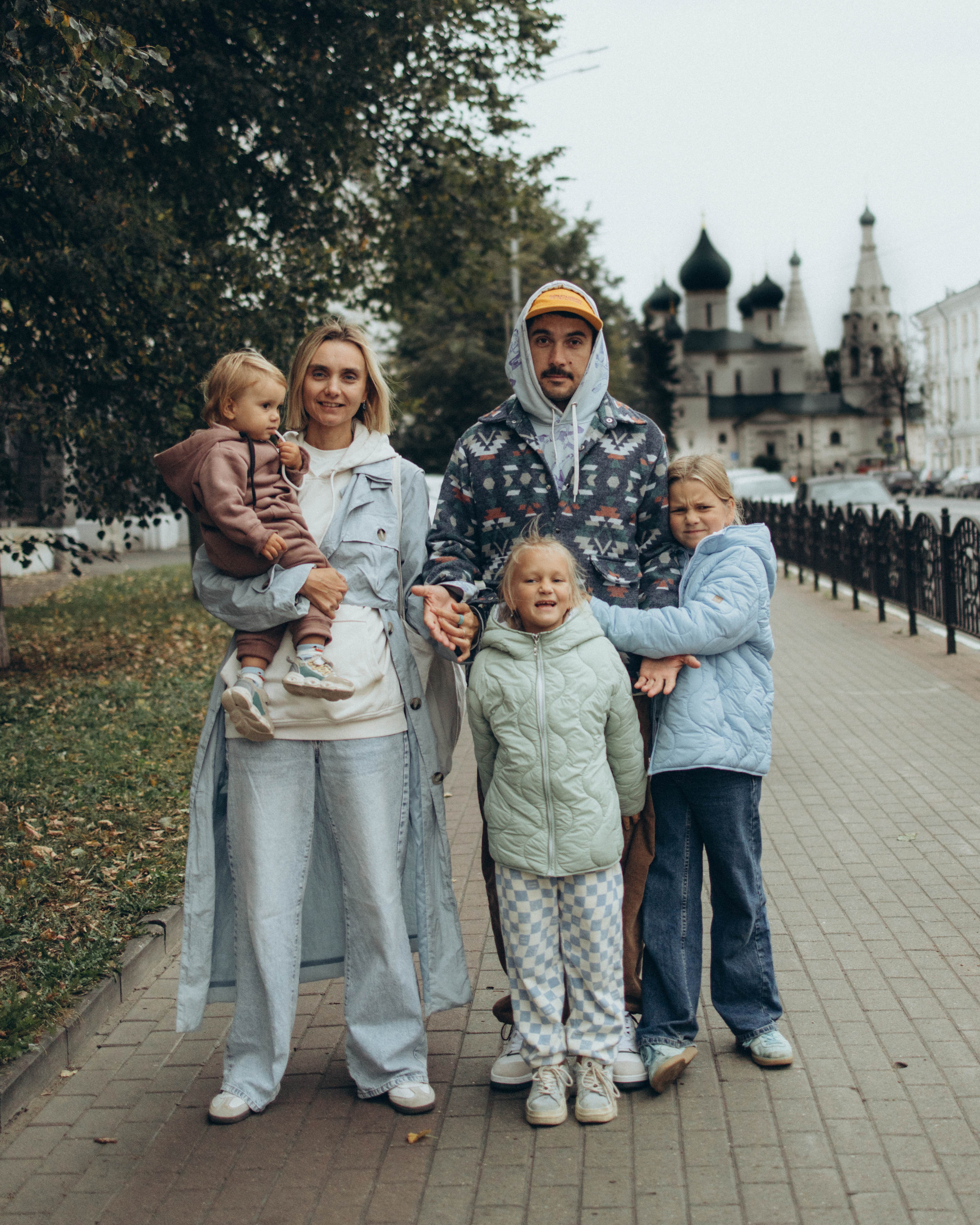 Семейное фото на фоне достопримечательностей в городе Ярославль