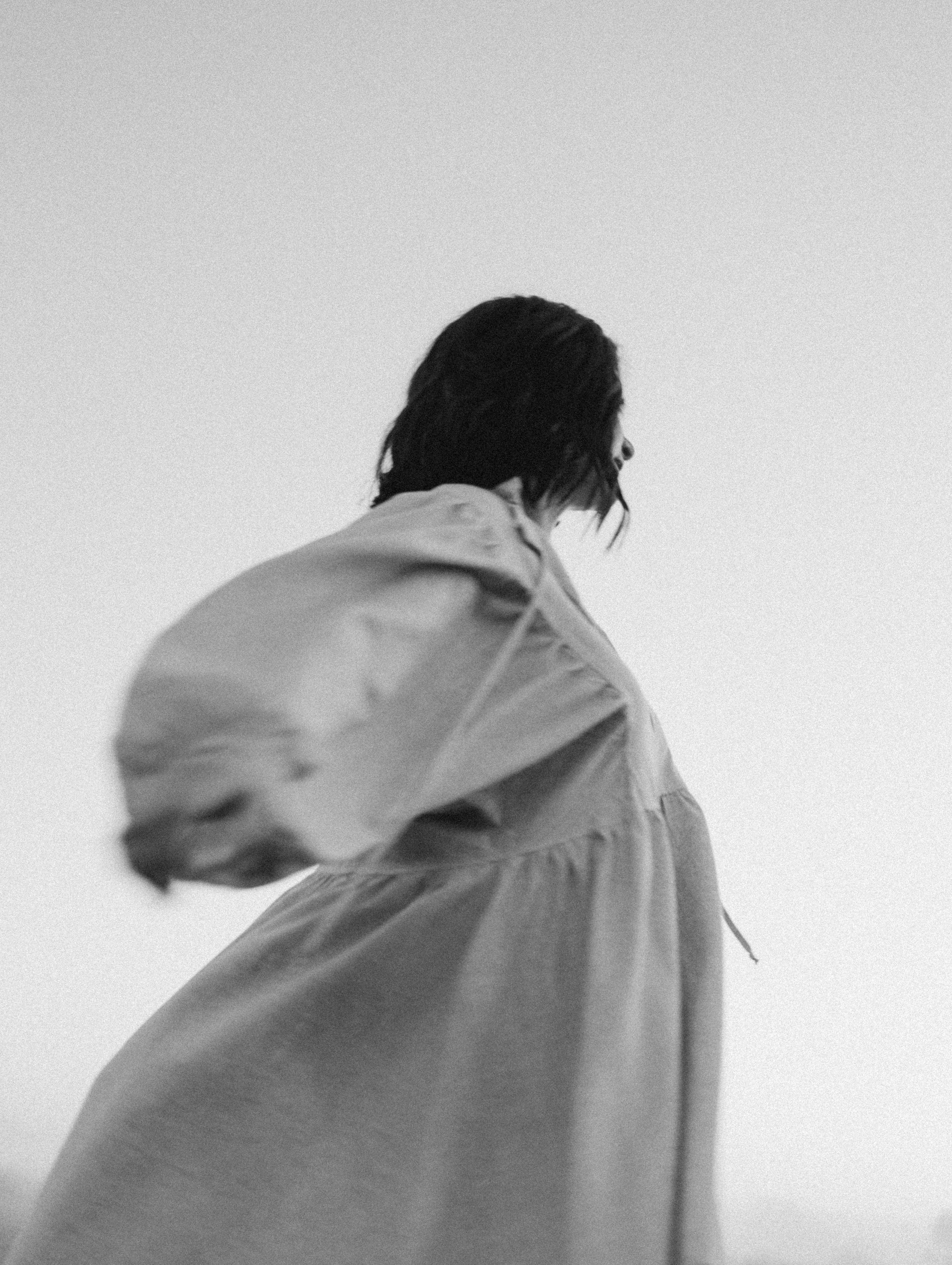 ЧБ черно-белая фотография силуэта девушки с размытием в стиле сюрреализм