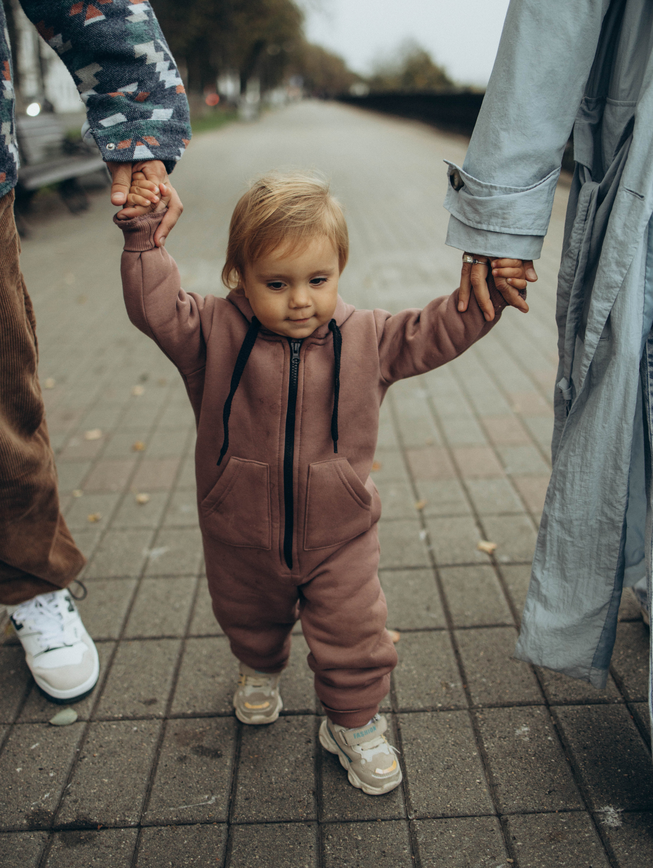 Ребенок учится ходить