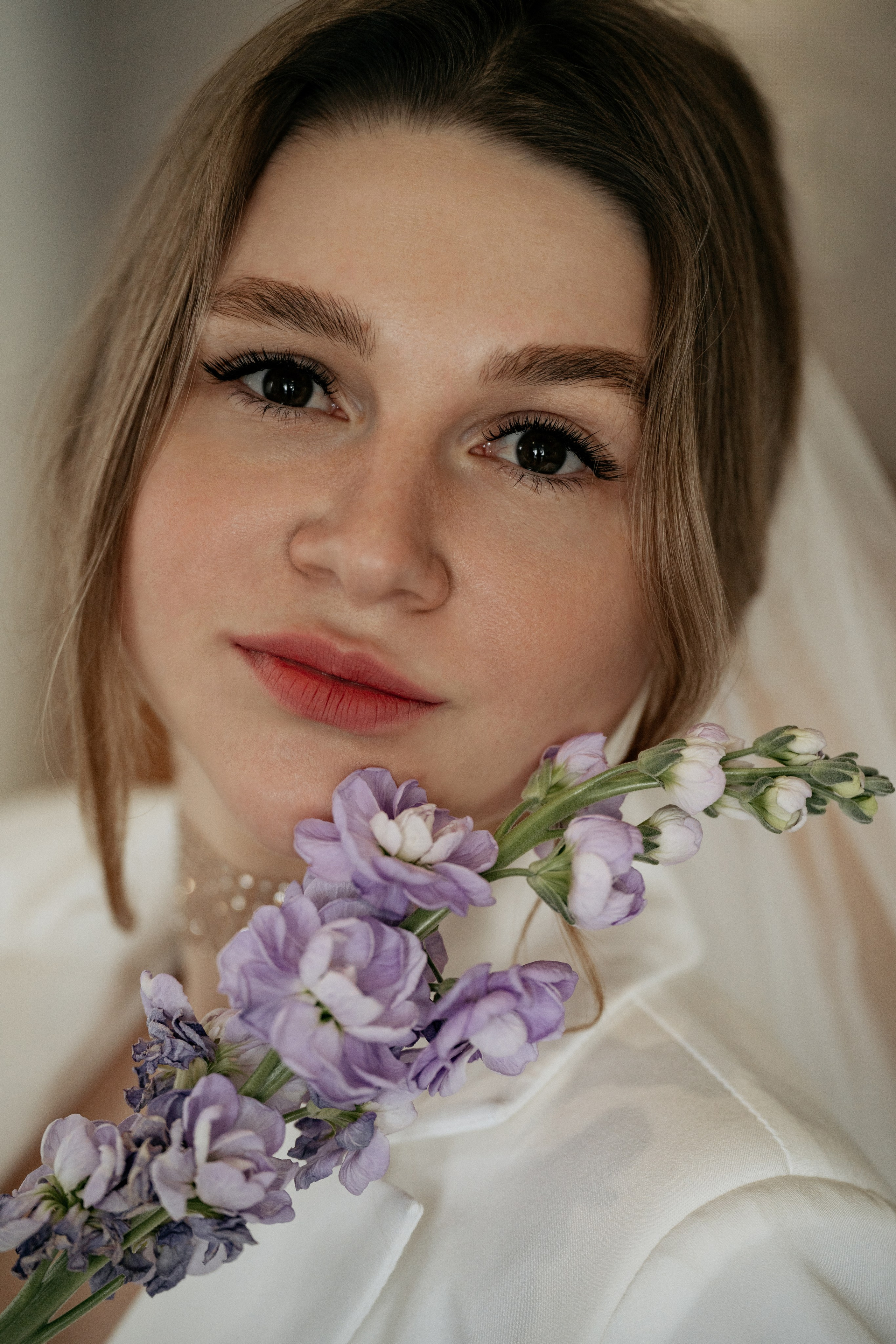 Портрет невесты, серия романтичных свадебных фотографий молодожен в отеле Геленджика, свадебная фотосессия сборов жениха и невесты