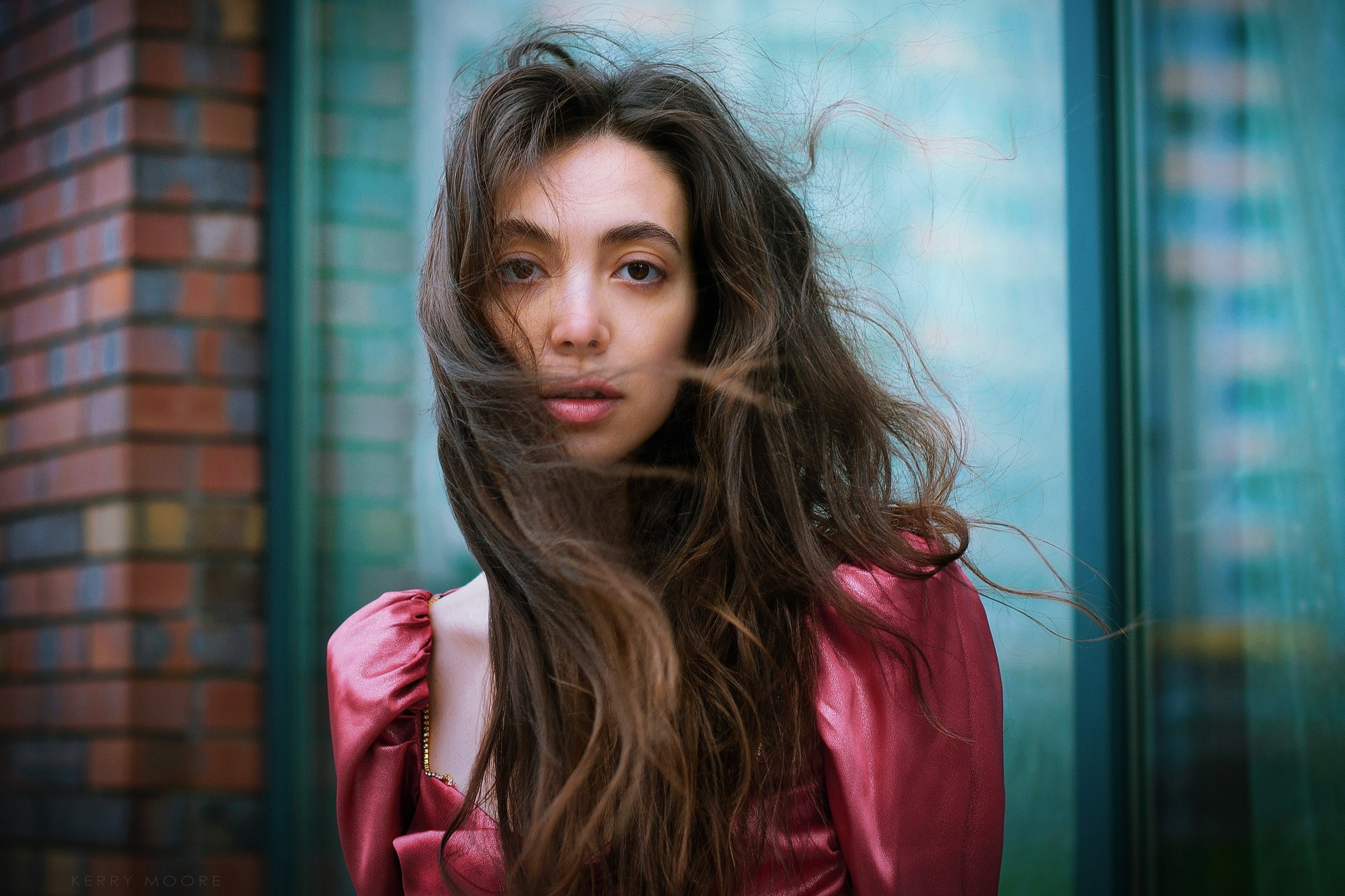 Женский уличный портрет. Фотограф и художник Kerry Moore