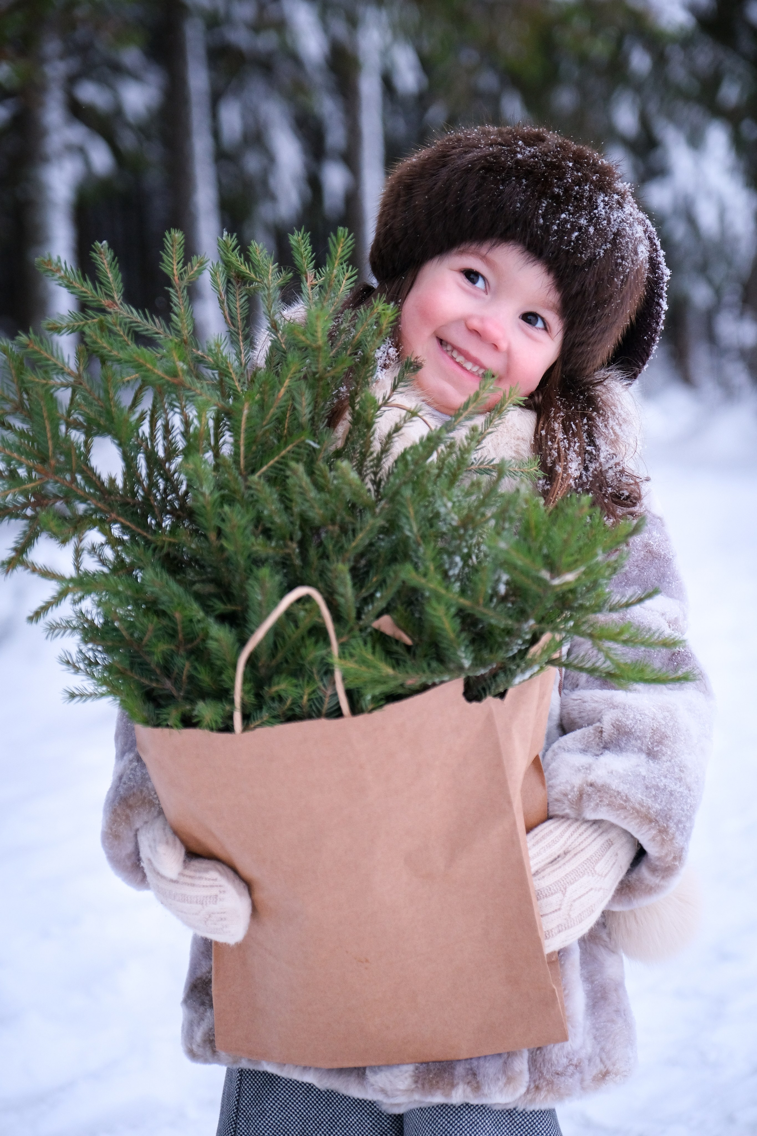 Девочка с ветками ели