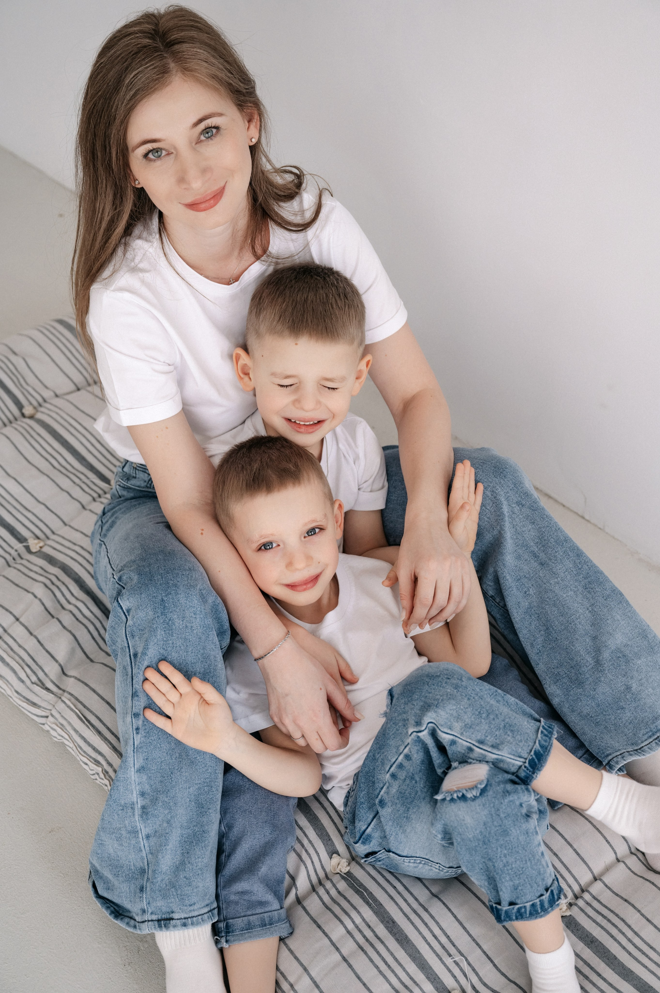 Семейная фотосессия мамы с сыновьями в фотостудии в Королёве. Свадебный и семейный фотограф Виктория Носачёва. Щелково, Москва и МО