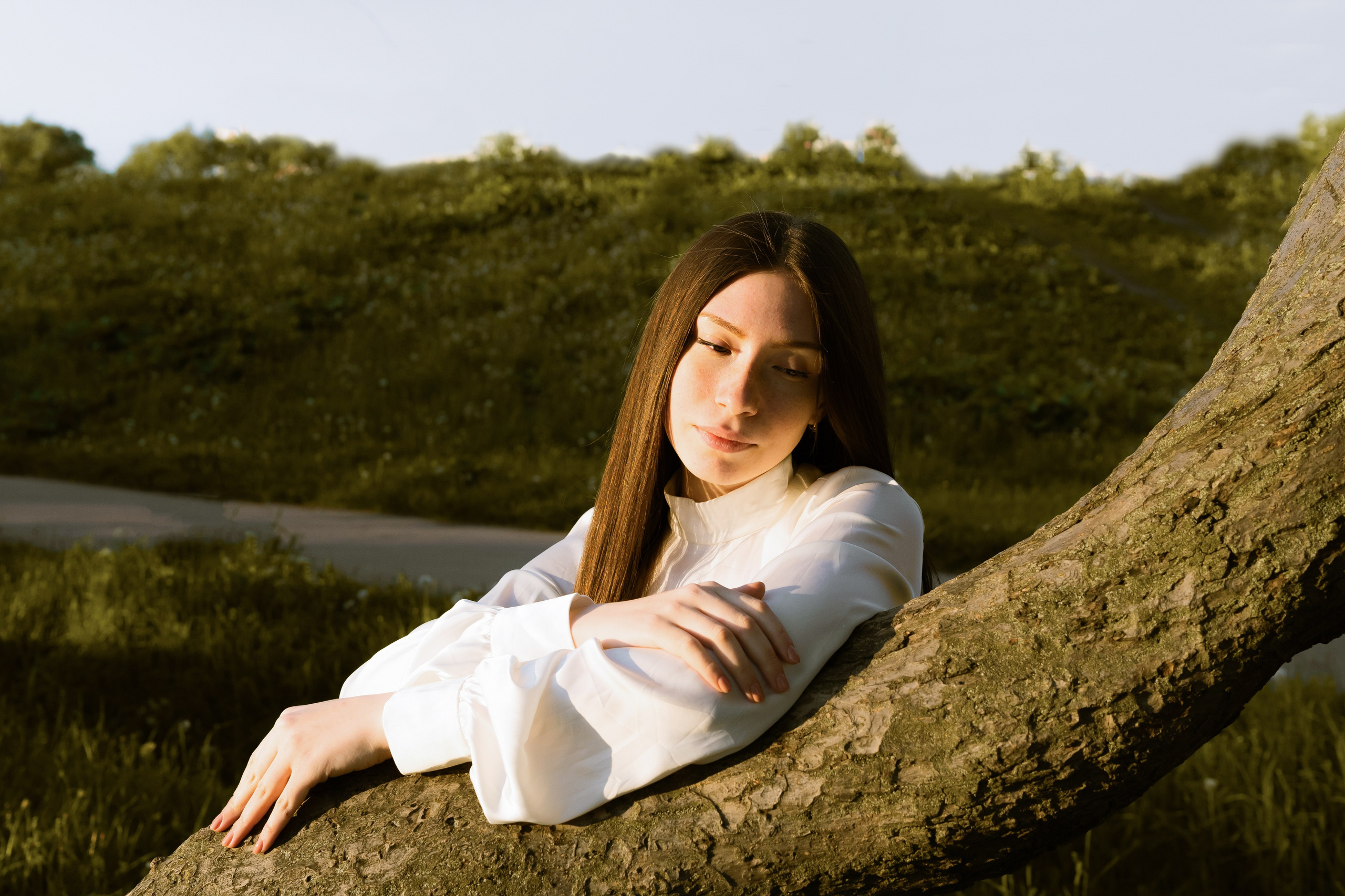 Портрет девушки на закате у дерева я белом платье 