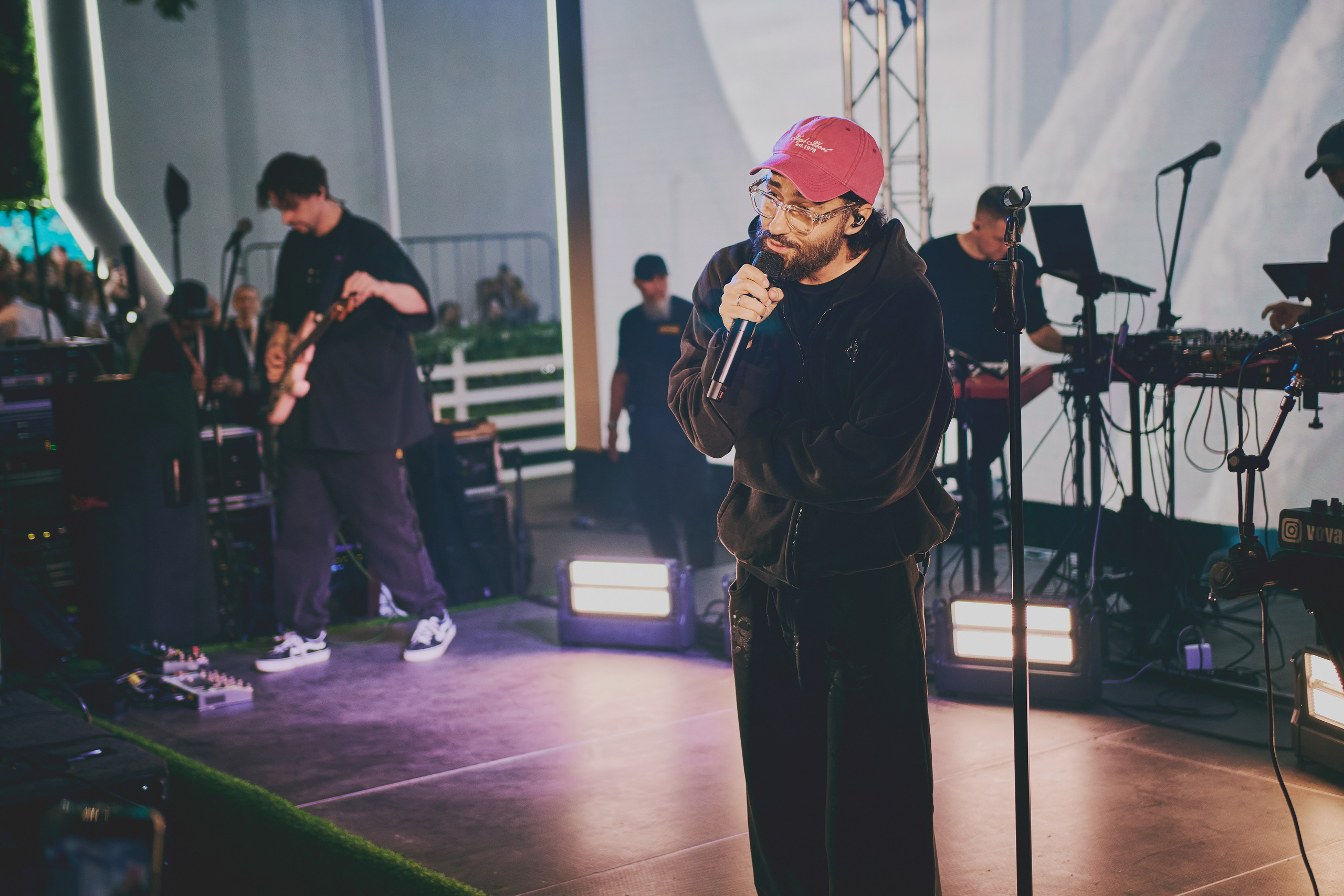 Съёмка с концерта МОТа: толпа фанатов и артист. Шилов Арсений — репортажный фотограф в Москве