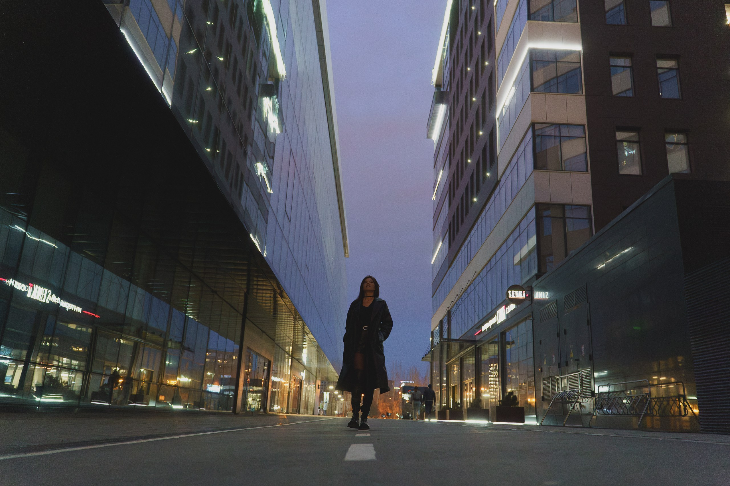 Девушка в стильном образе на фоне ночного Екатеринбурга