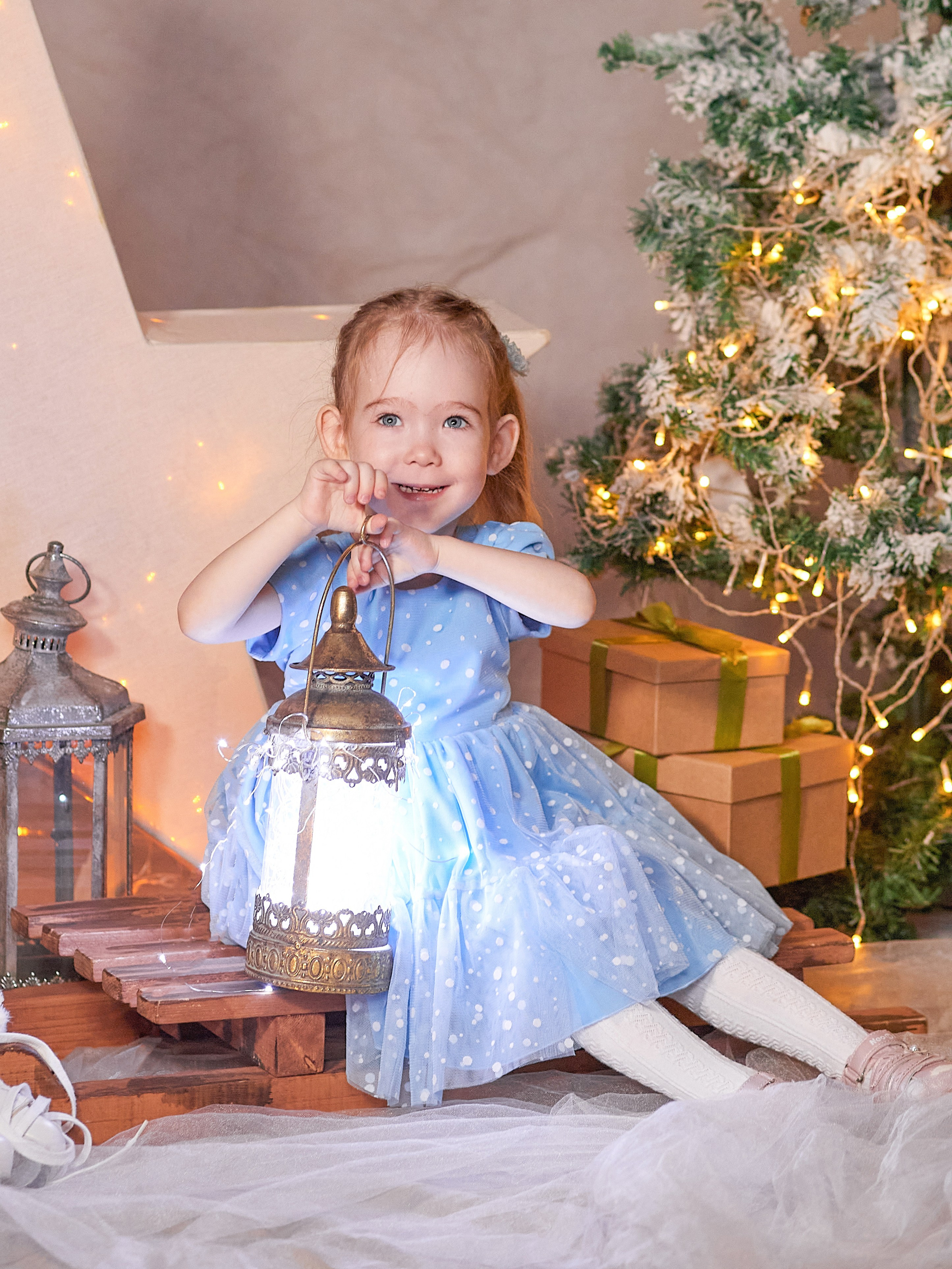 Общее фото в детском саду с выездным реквизитом в Тюмени. Выпускные альбомы в Тюмени для школ, садов, вузов спортивных секций