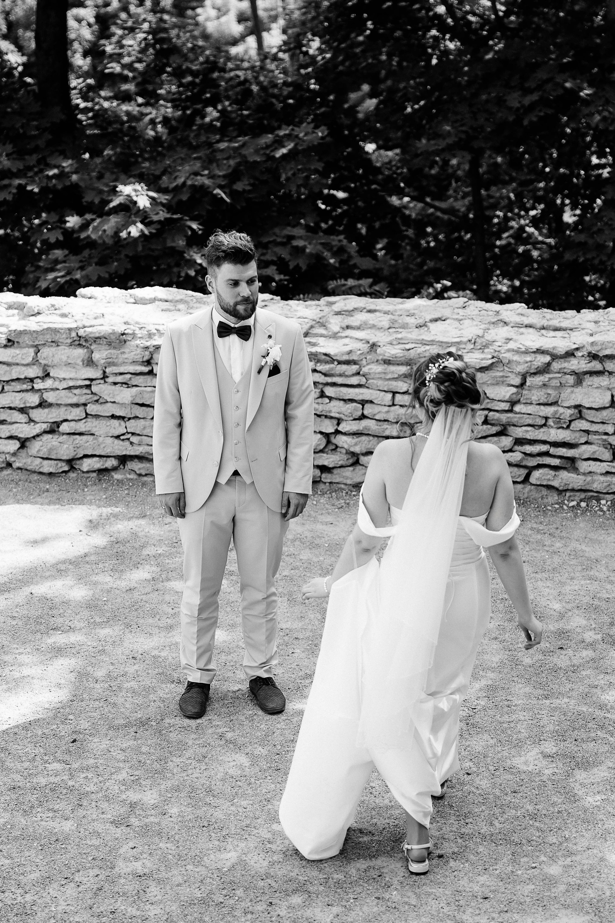 Черно-белая фотография первый свадебный танец молодых