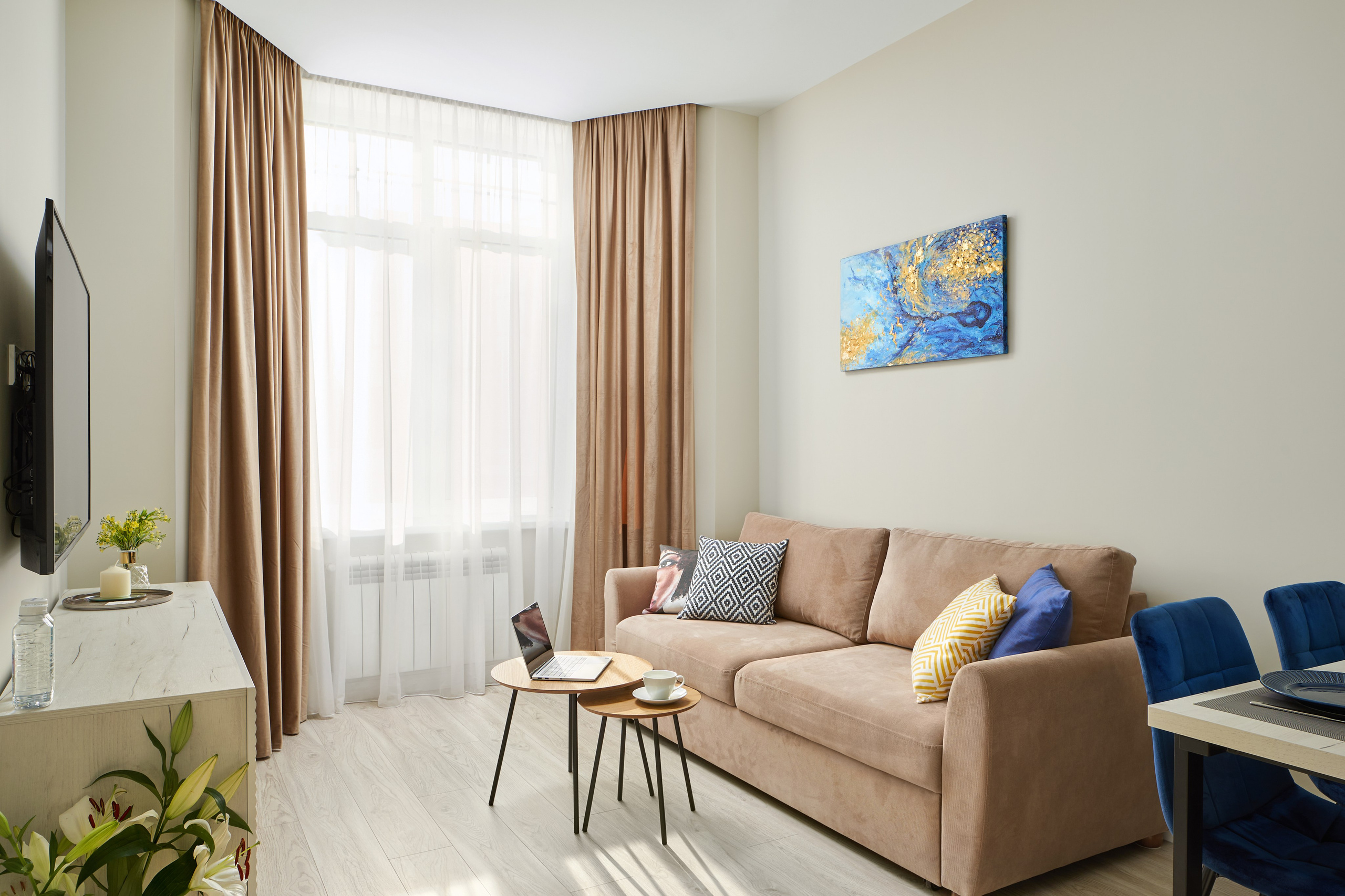 Гостиная, бежевый диван, синие стулья, тв зона