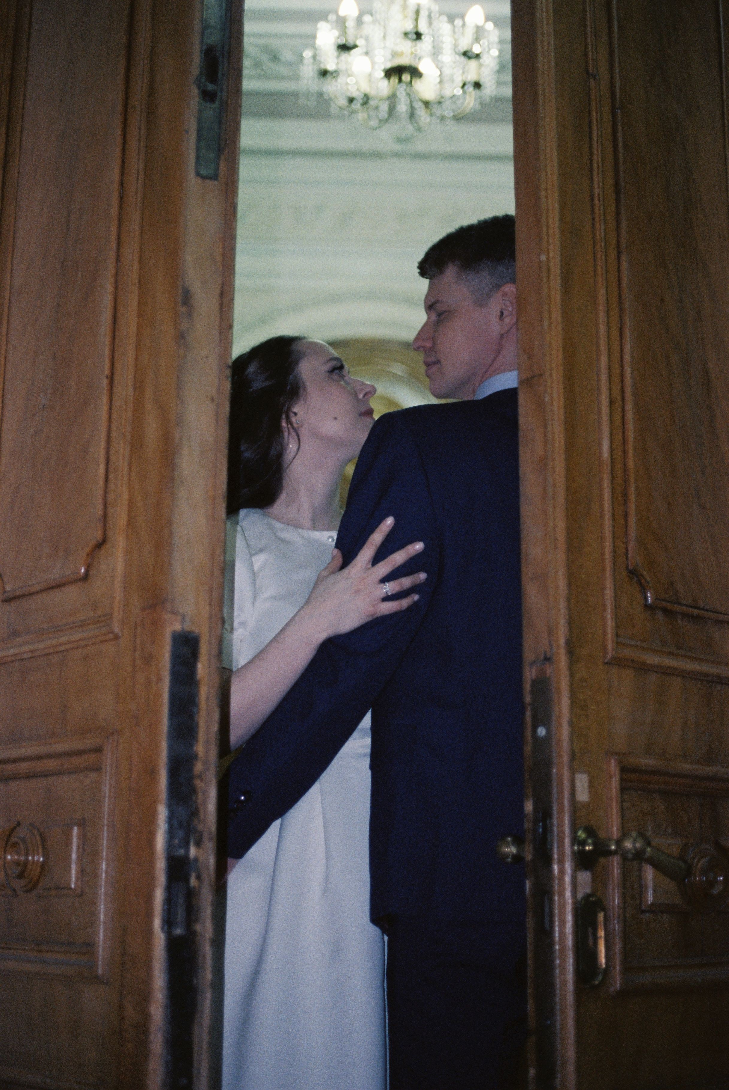 Искренние эмоции на свадьбе. Невеста смеется, держа букет цветов. Репортажная съемка на пленку. фотограф Москва. свадебный фотограф. пленка Fuji Pro 400H.