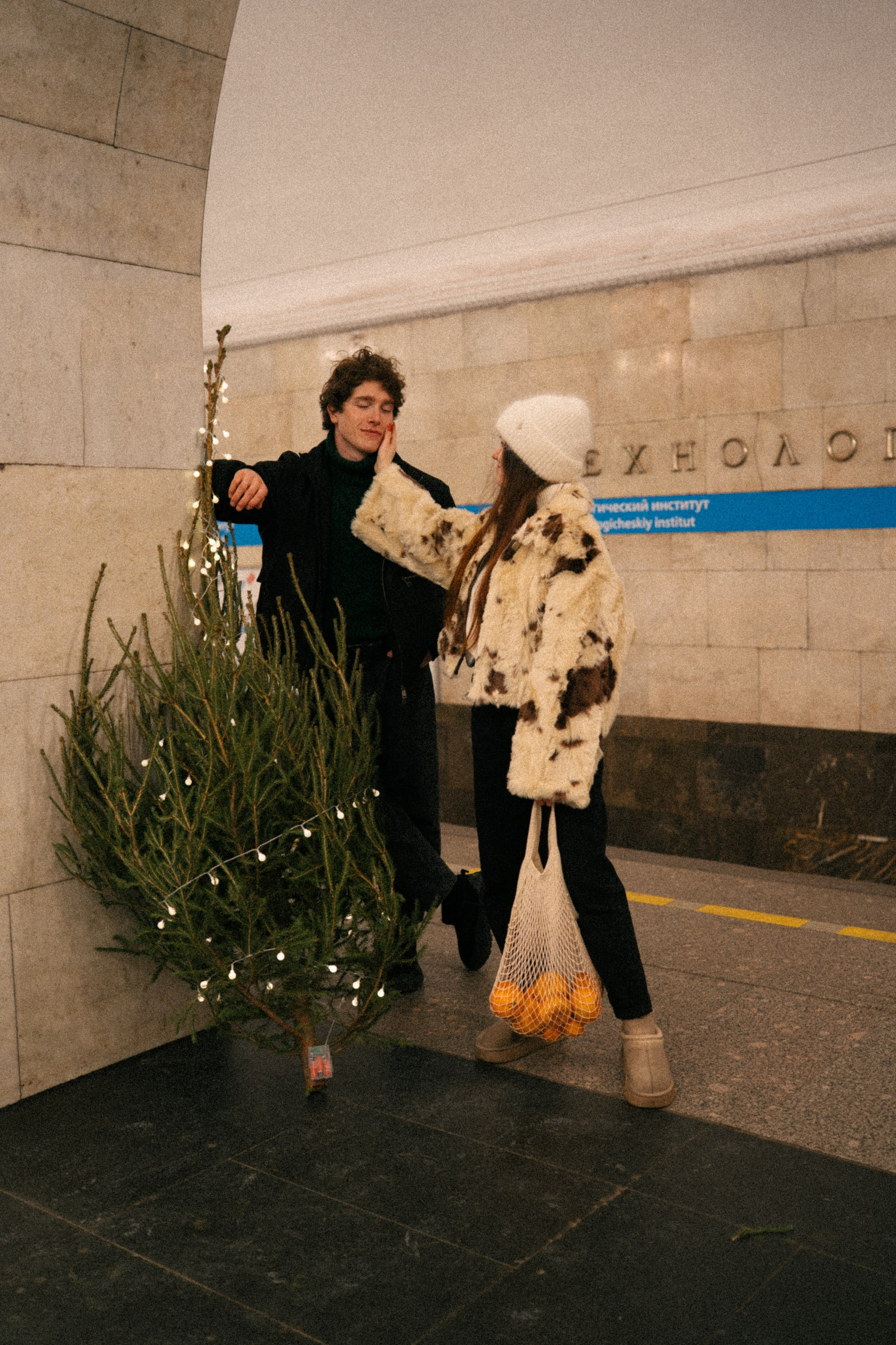 НОВОГОДНЯЯ ПРОГУЛКА ПАРЫ ПО ЧЕРНЫШЕВСКОЙ ПЕРЕД НОВЫМ ГОДОМ. Профессиональный фотограф, Санкт-Петербург — Виктория Богомолова