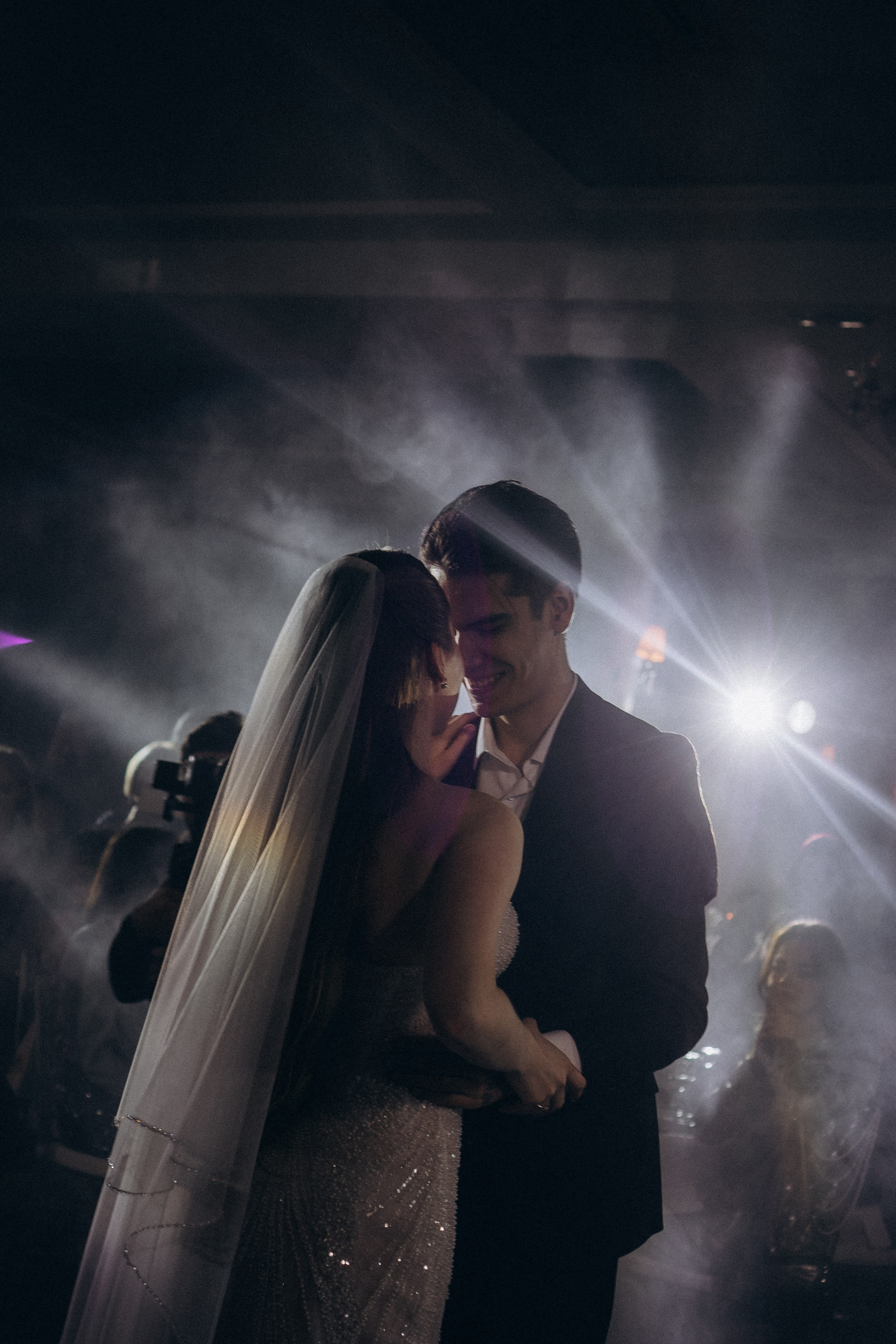 ПЕРВЫЙ ТАНЕЦ МОЛОДЫХ НА БАНКЕТЕ. ТРОГАТЕЛЬНЫЙ МОМЕНТ (СНЯТО В СИБИРЕ В НИЖНЕВАРТОВСКЕ). Профессиональный фотограф, Санкт-Петербург — Виктория Богомолова