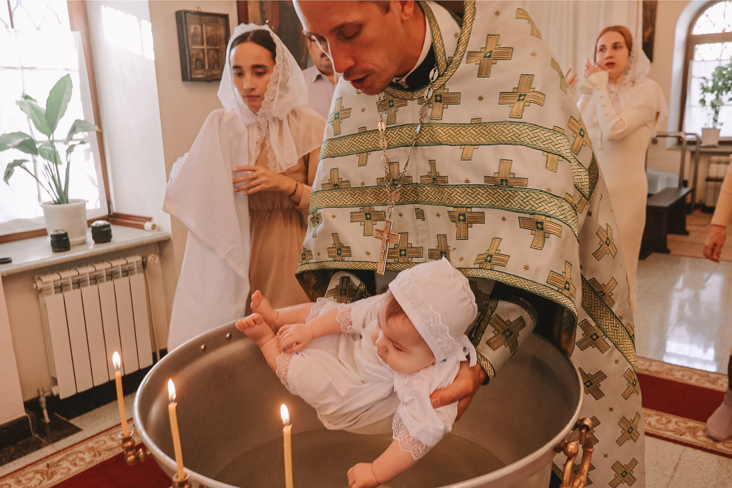 Крещение круглая церковь. Семейный фотограф Тюмень, фотограф на роды Салмина Мария