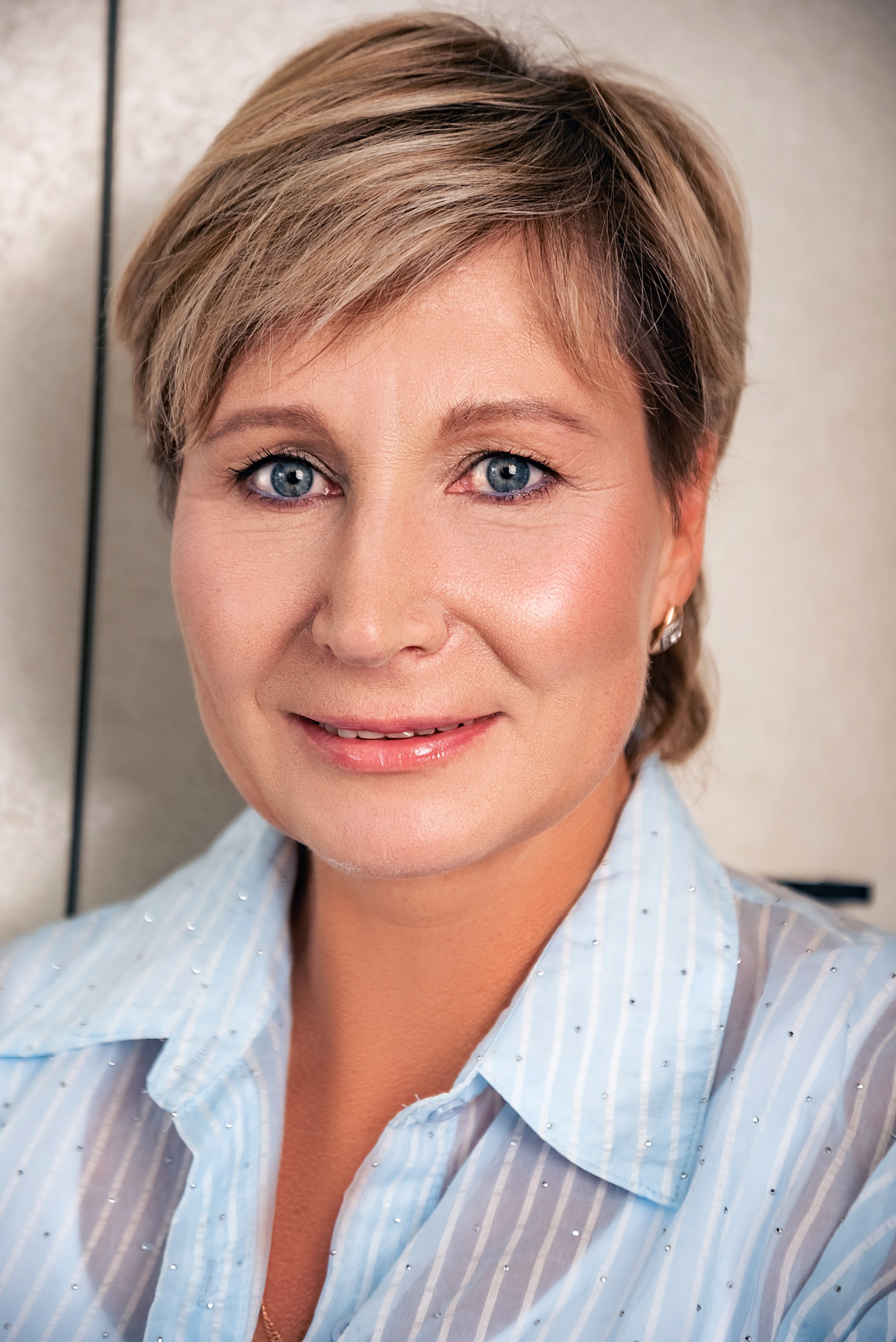 На фото портрет женщины на кухне.