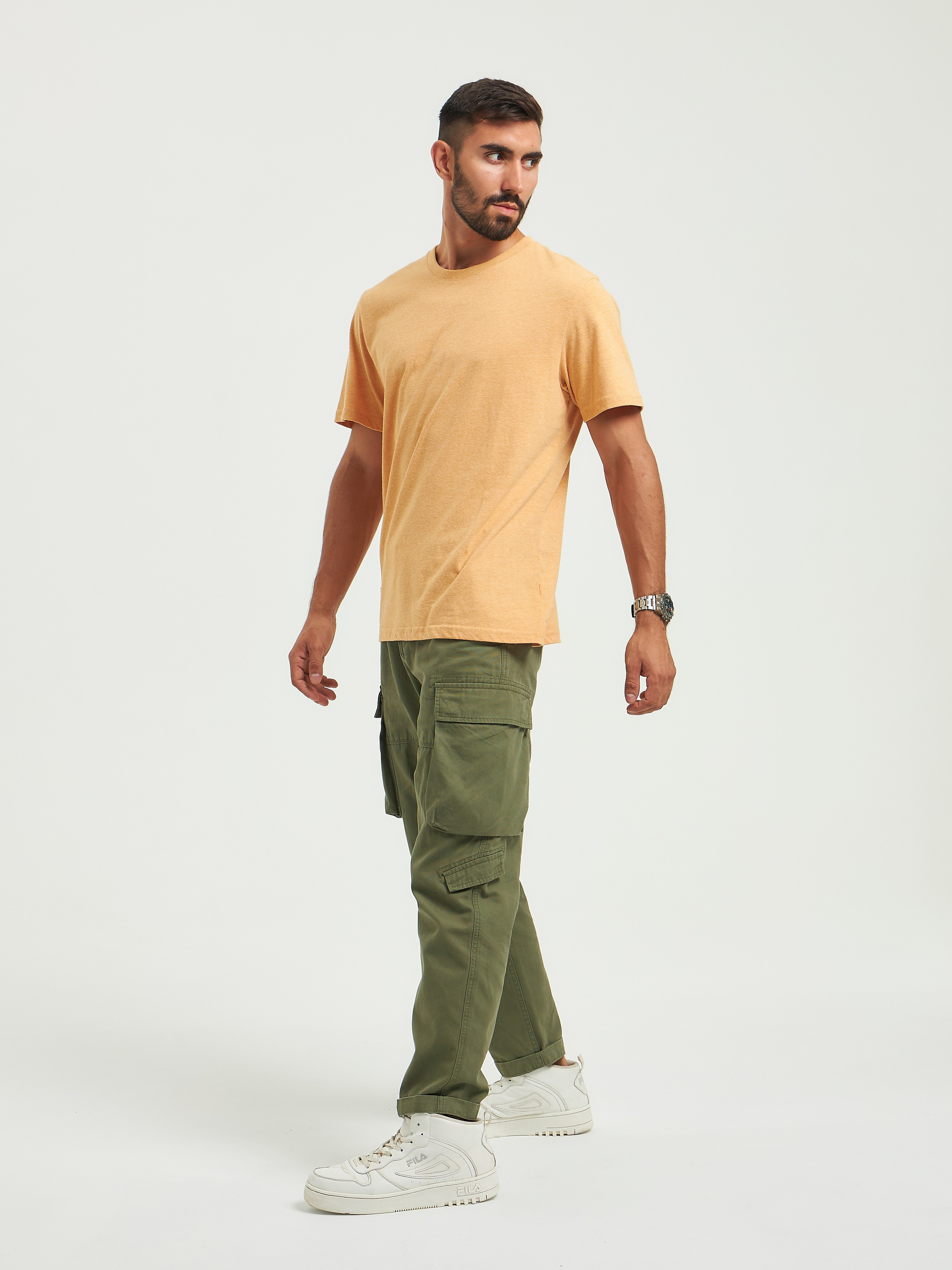 Футболка мужская светло оранжевого цвета на модели мужчине в полный рост