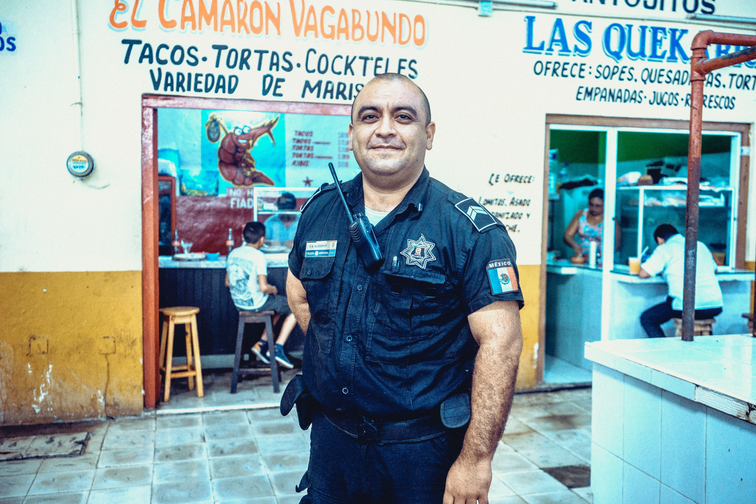Мексиканский полицейский на рынке.
