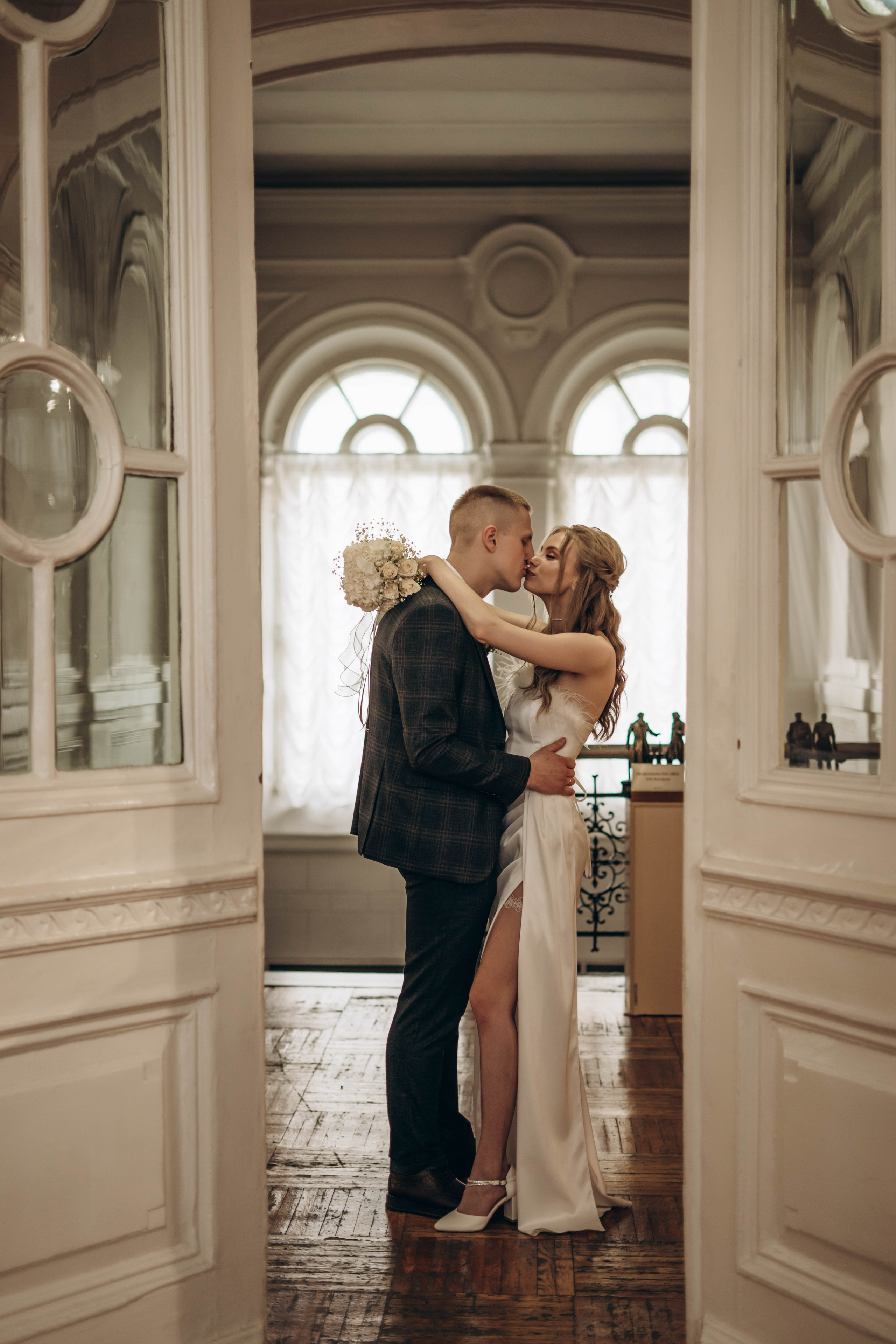 Ксюша и Леша: свадебная съемка в Художественном музее. Фотограф в Иркутске