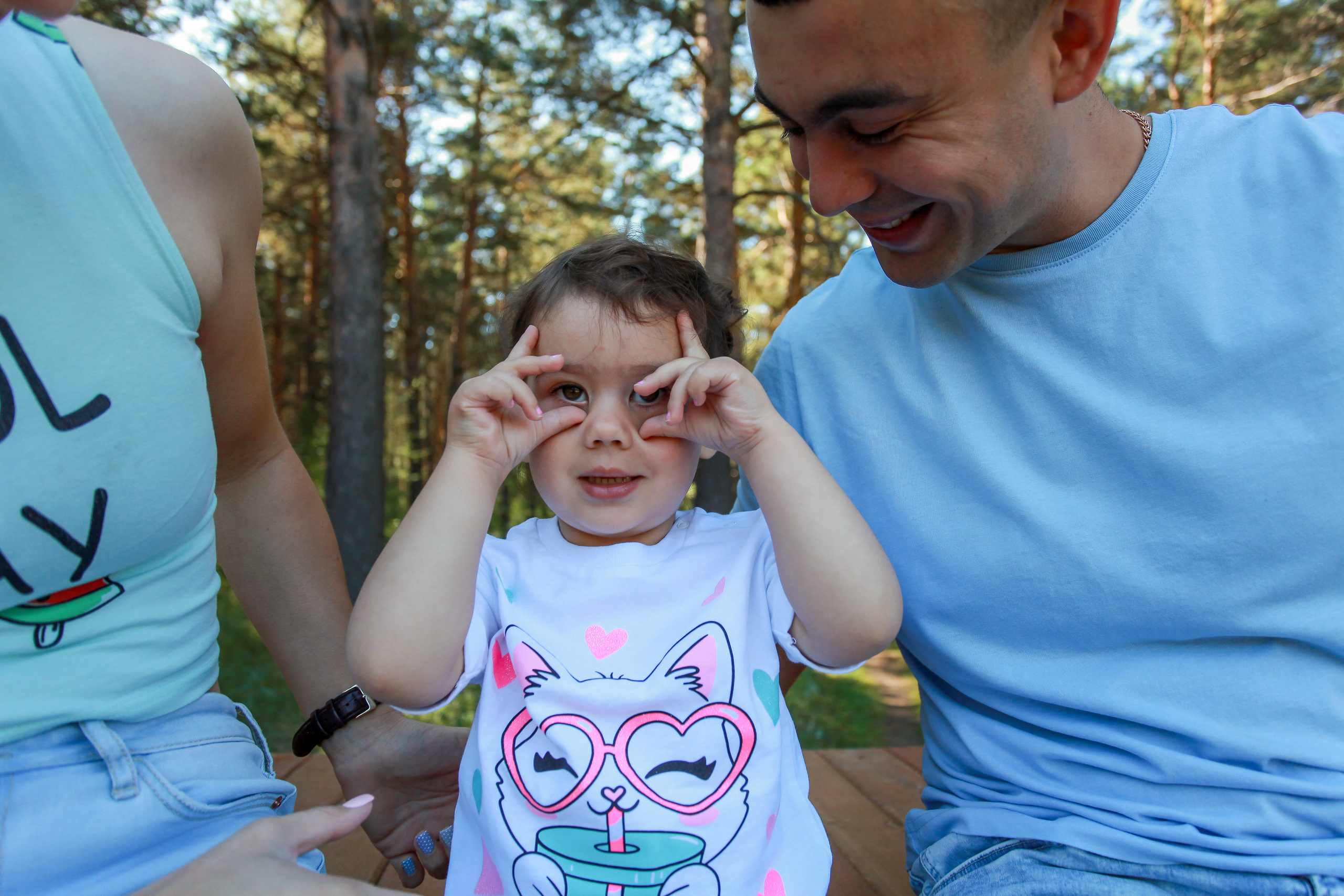 семейная фотосессия  папа мама дочь сосновая роща лето природа