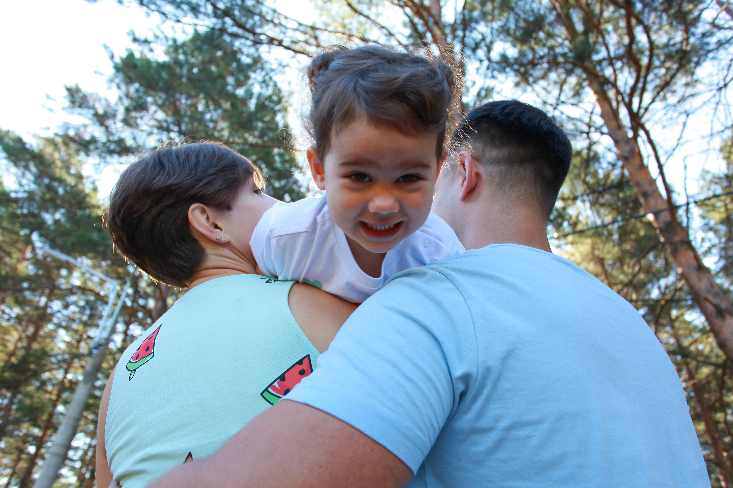 семейная фотосессия  папа мама дочь сосновая роща лето природа