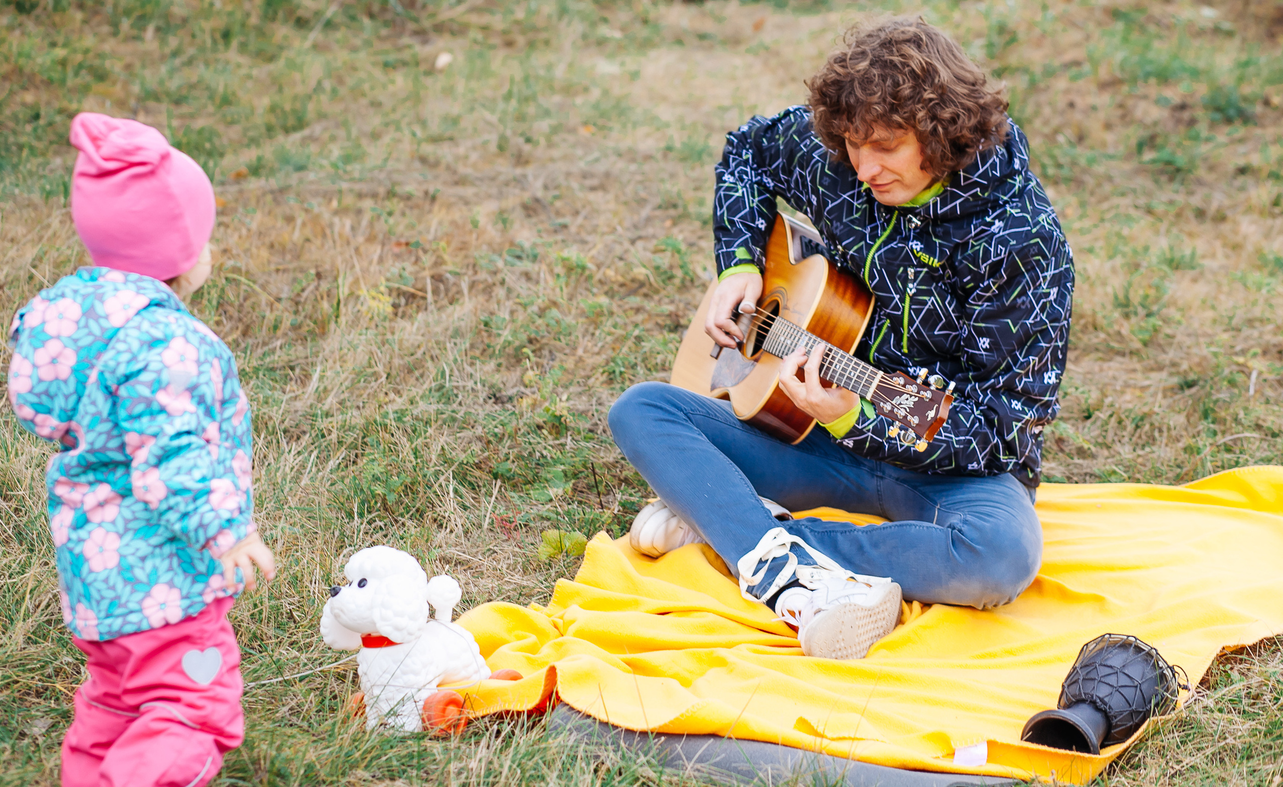 семья папа играет гитара дочка остров природа