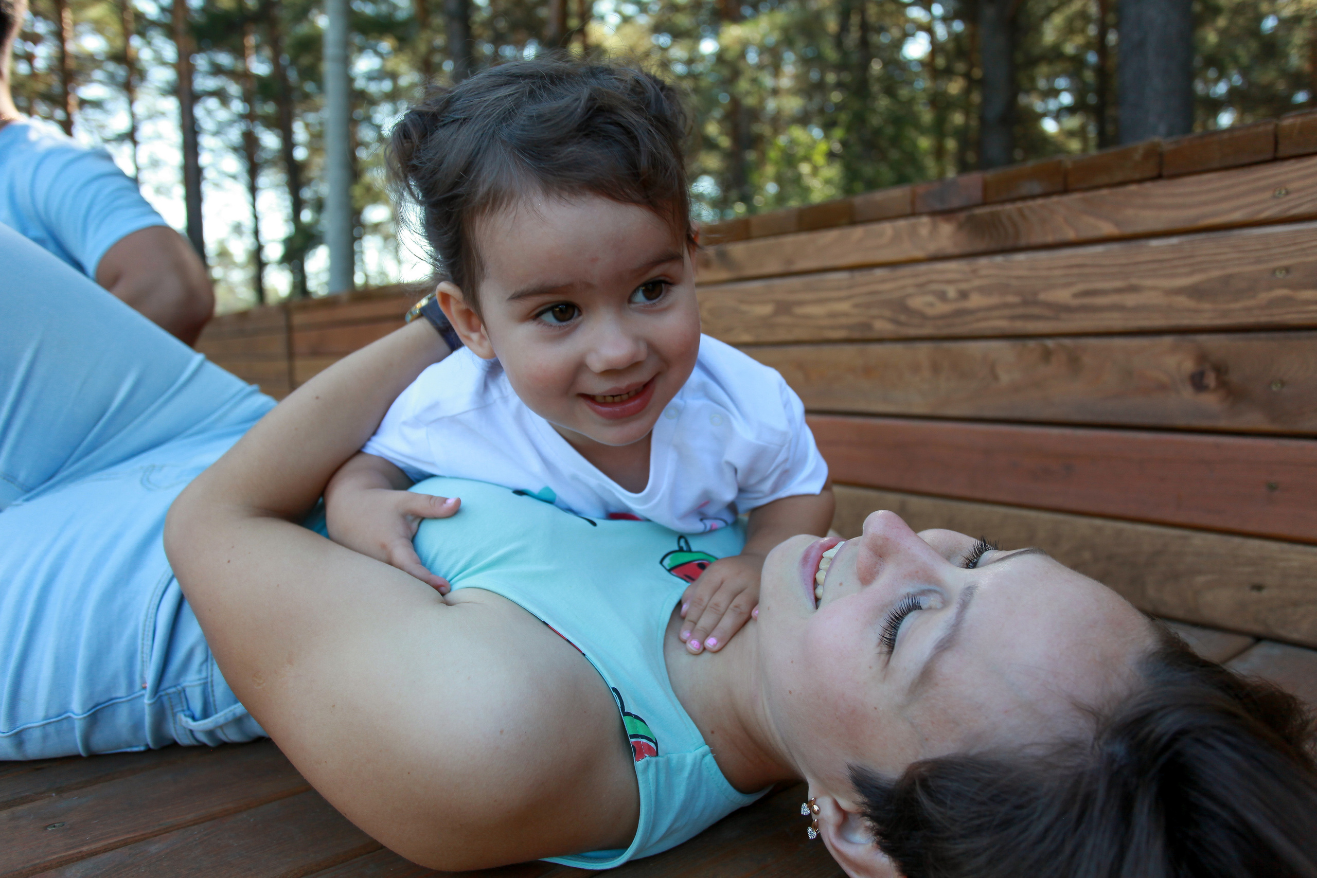 девочка мама дочь сосновая роща лето природа семейная фотосессия  деревянные ступени