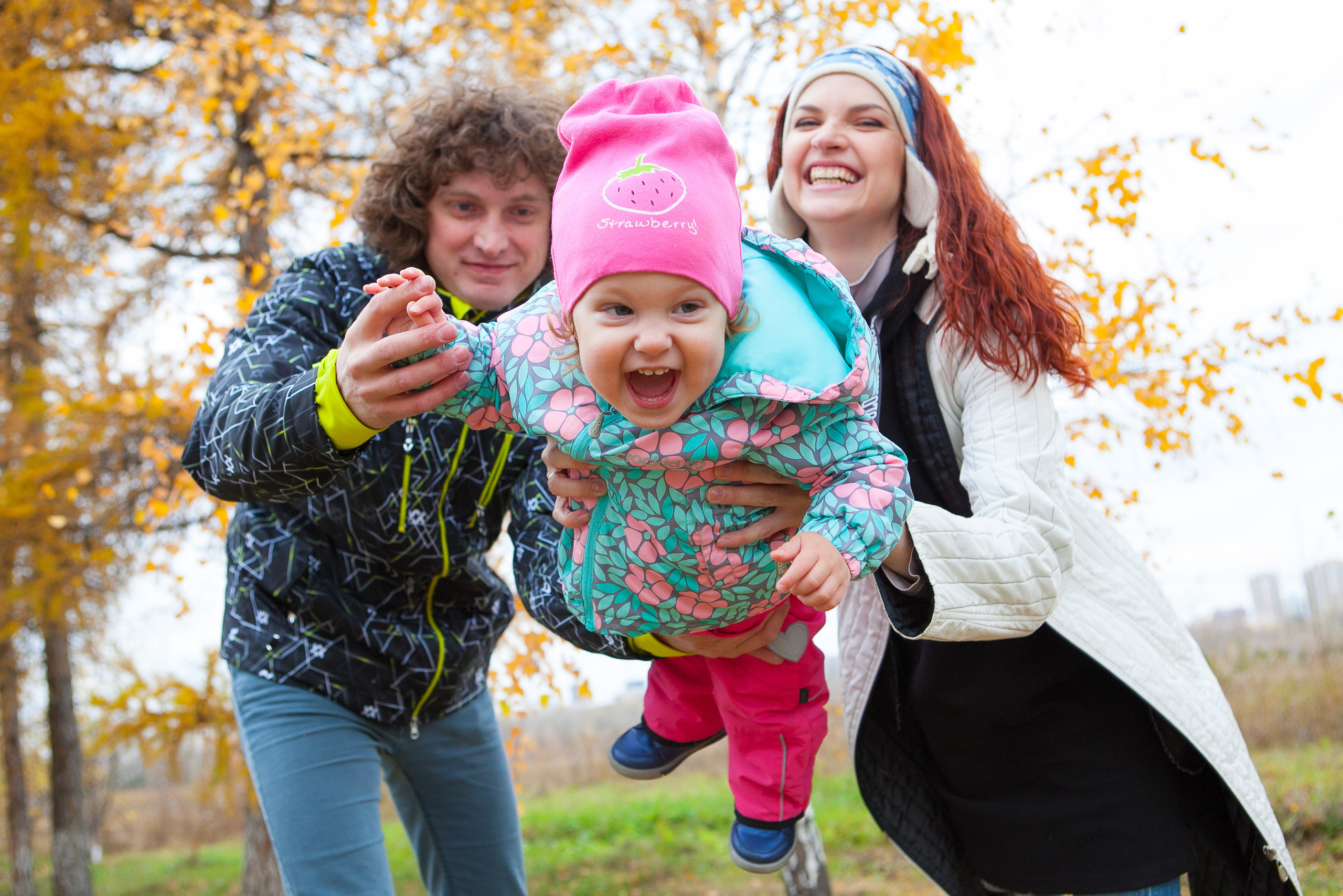семья папа мама дочка качают  остров природа осень