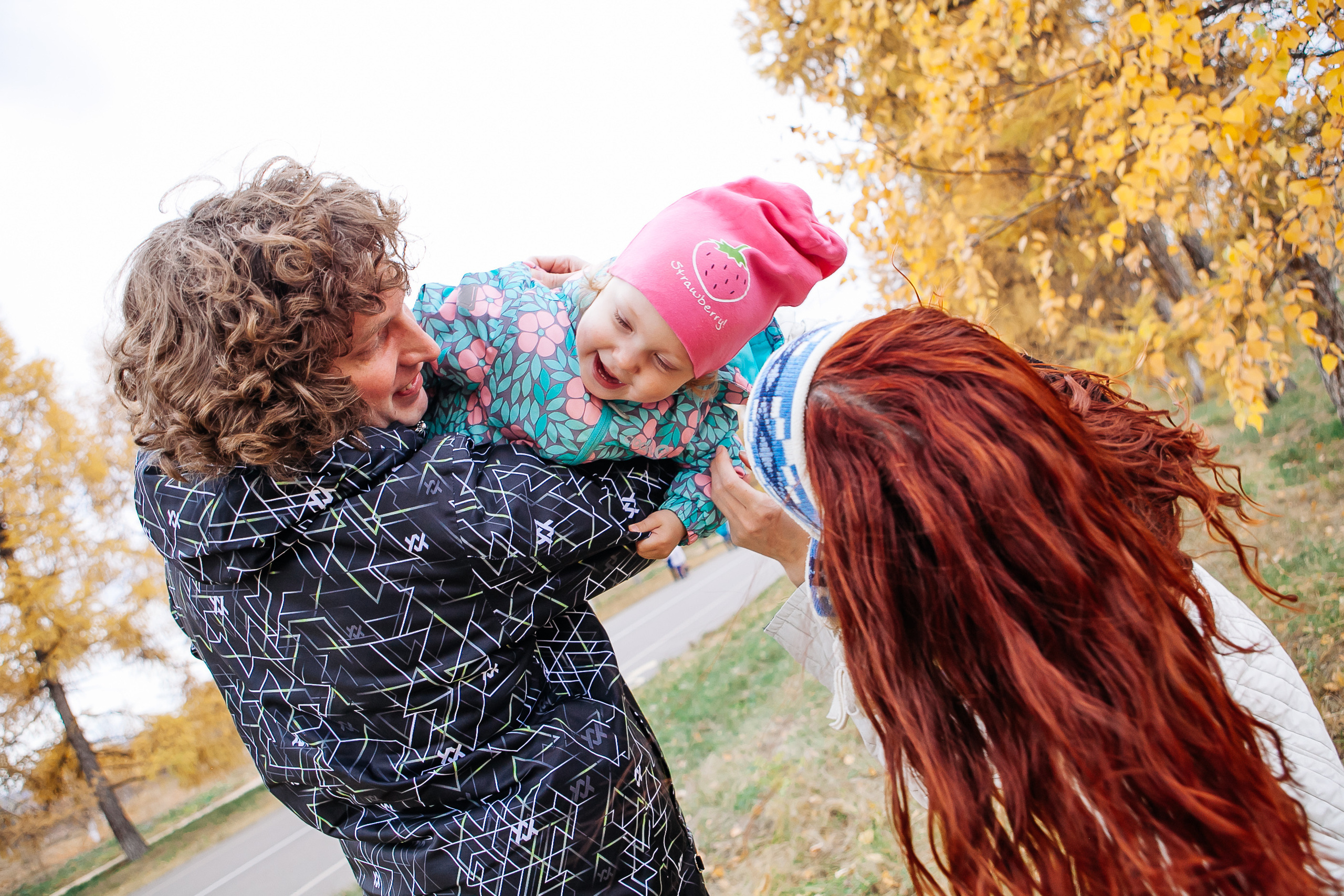 семья папа мама дочка остров природа осень