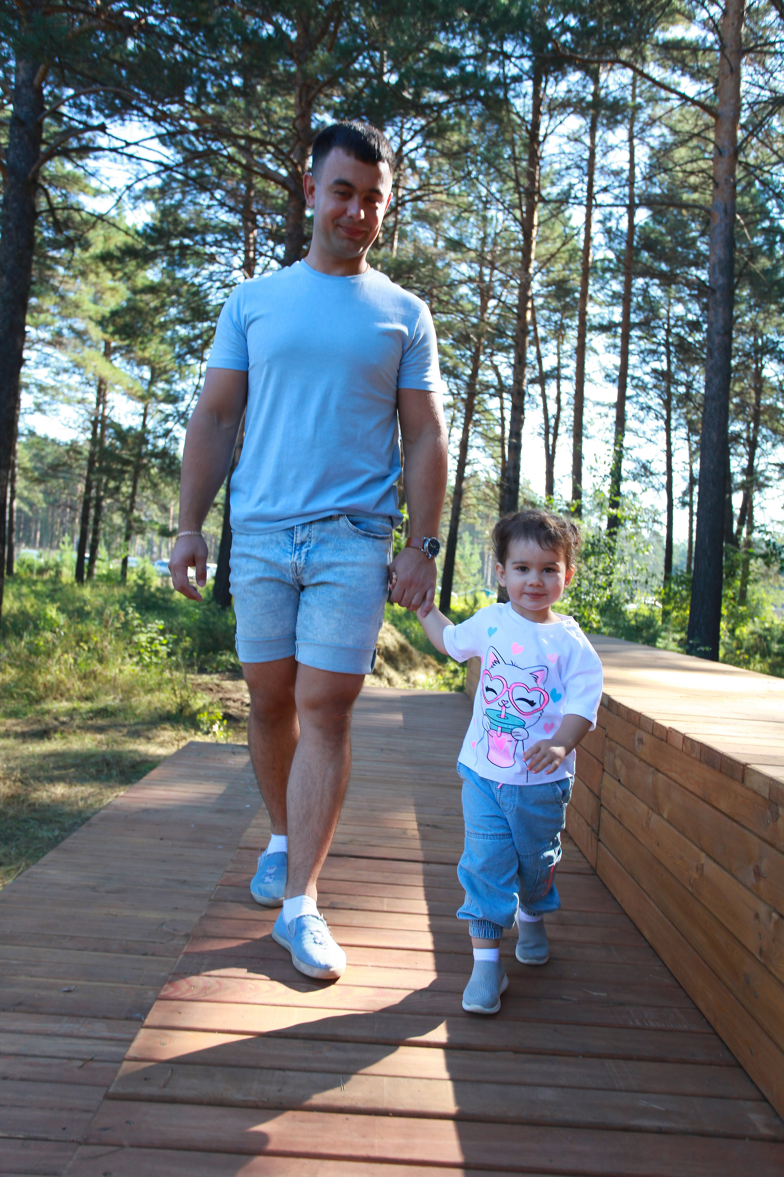 семейная фотосессия ступени дерево папа  дочь сосновая роща лето природа