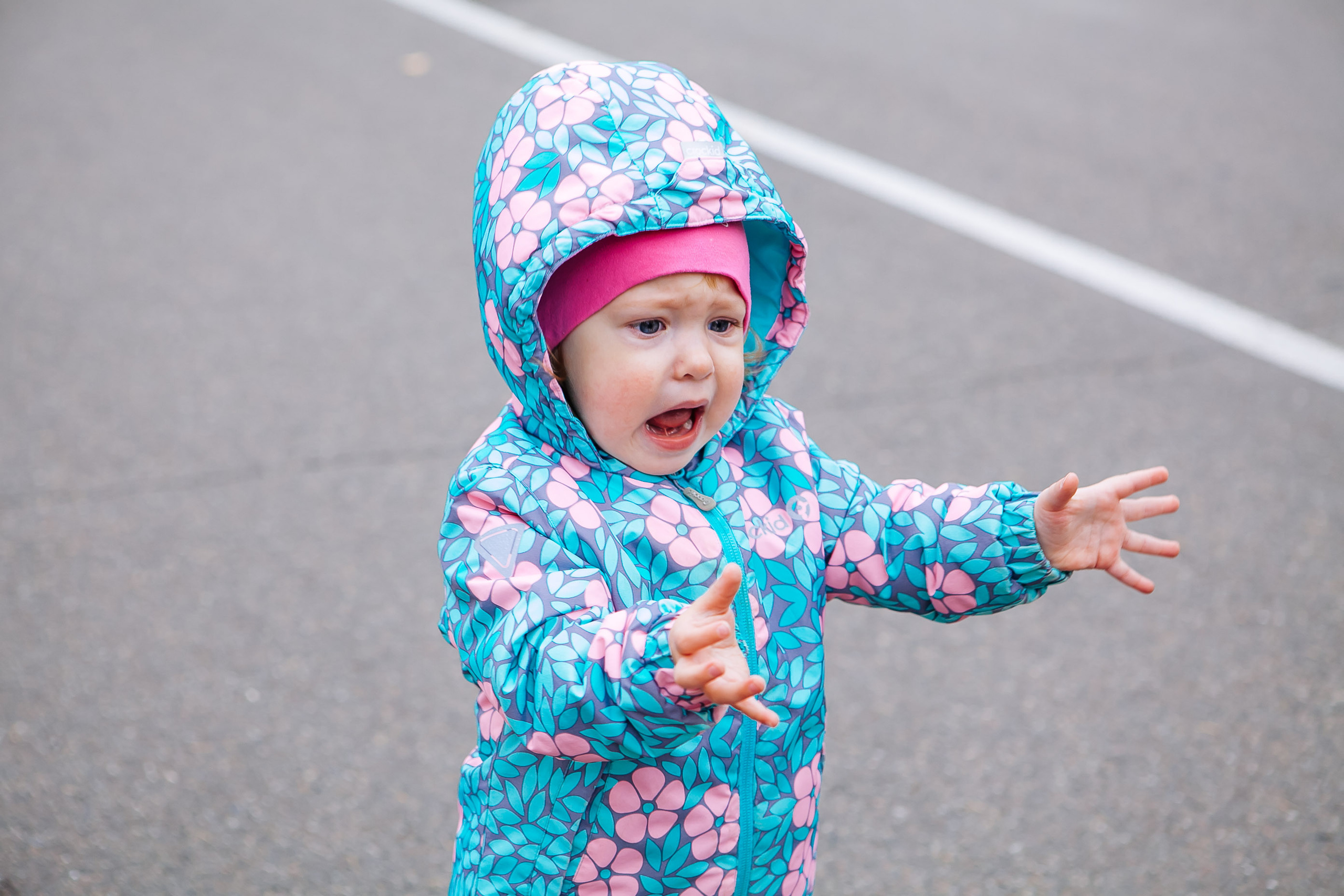 девочка ребенок орет