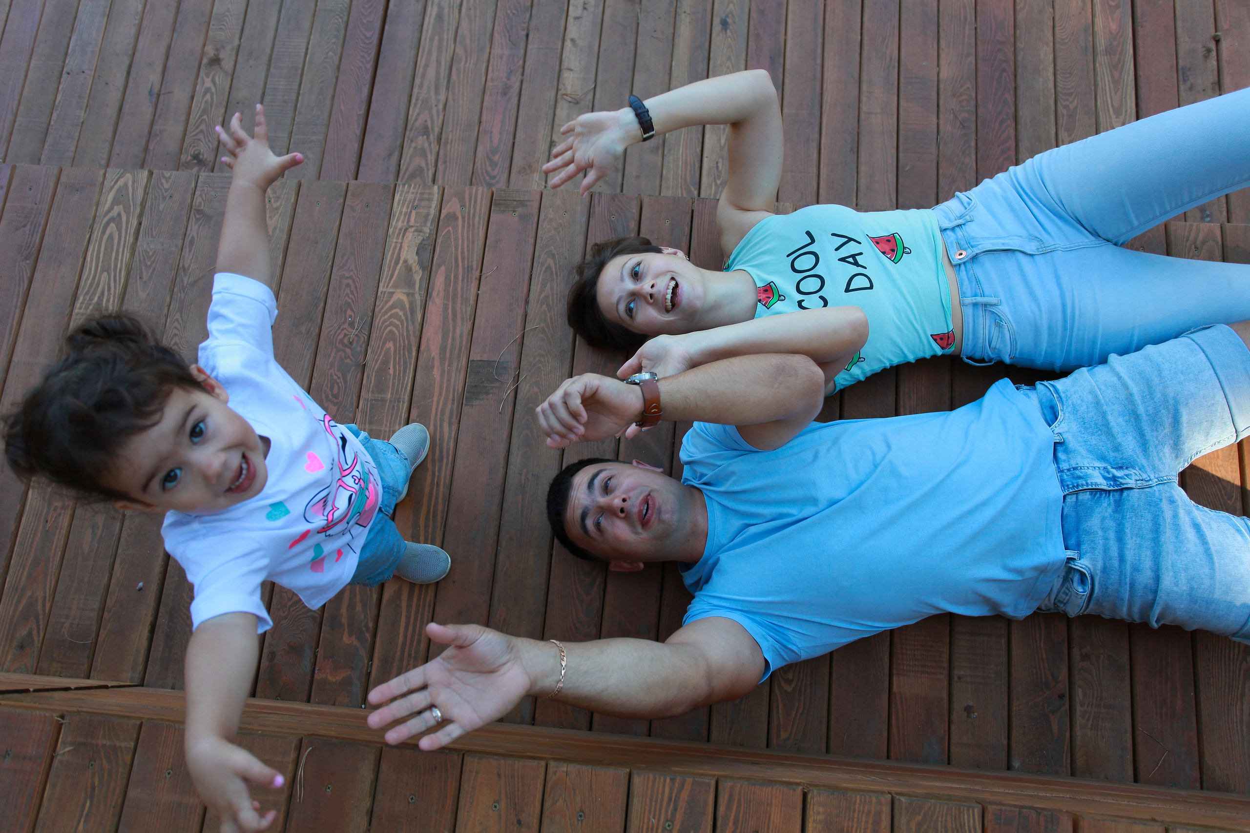 семейная фотосессия деревянные ступени мама папа дочь сосновая роща лето природа