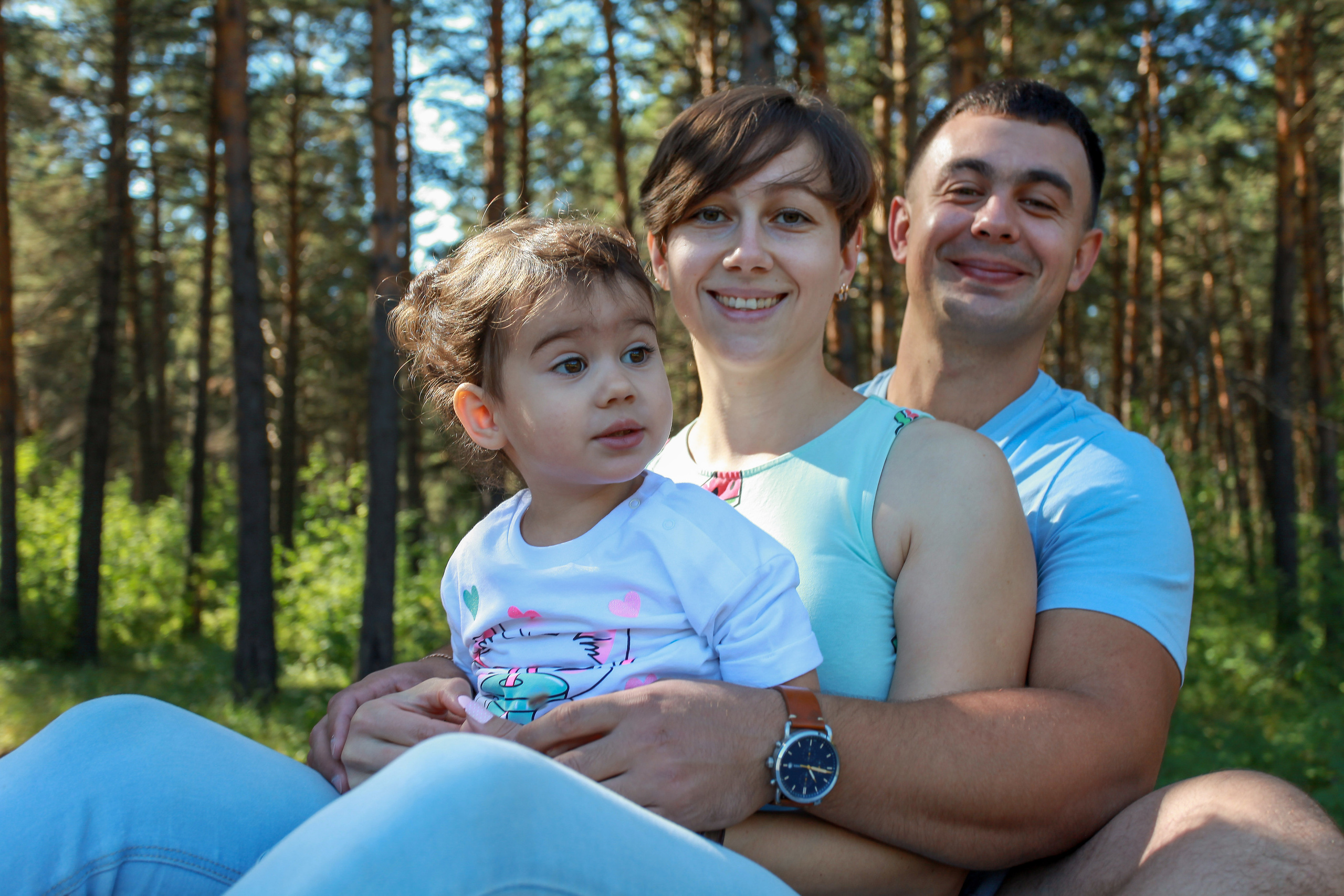 семейная фотосессия  паровозик семья папа мама дочь сосновая роща лето природа деревья