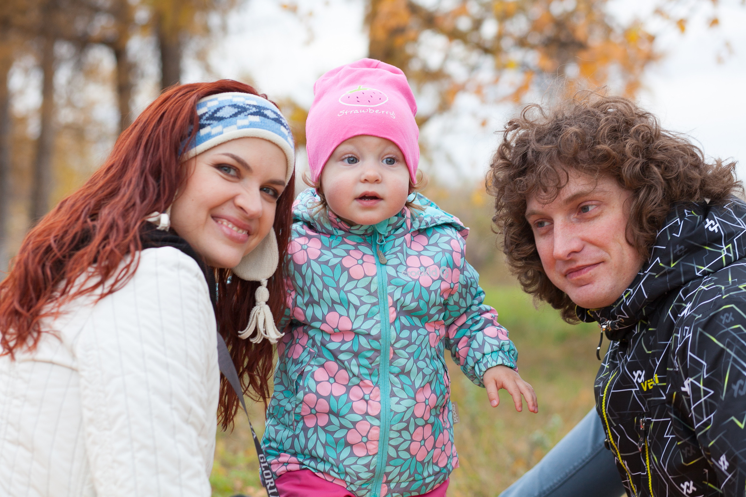 семья папа мама дочка остров природа осень